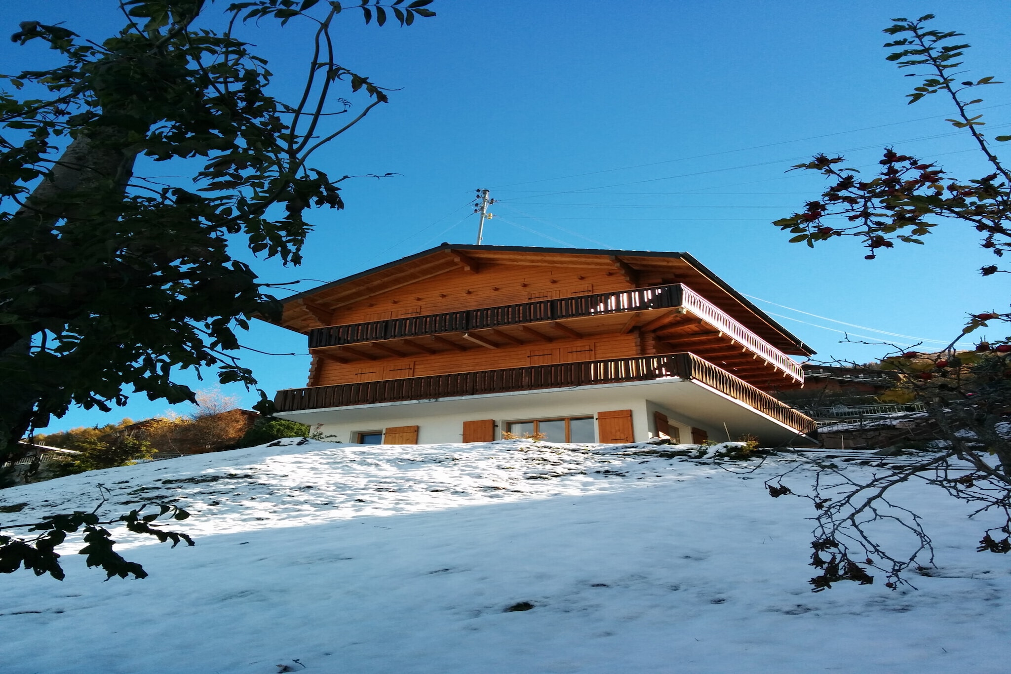 This cozy flat, ideal for families, accommodates up to 6 people and boasts breathtaking views of the Rhône Valley and surrounding mountains. With a generous 70 m² of space, the apartment features three bedrooms spread across two floors, ensuring ample comfort. Key amenities include a garden, balcony, Wi-Fi, and a television. The apartment welcomes pets under 30 kilos, making it a suitable option for those traveling with furry friends.

Located centrally in Veysonnaz, the apartment offers convenient access to local attractions, with the cable car just 700 meters away. The nearest shops and leisure activities are approximately 450 meters from the residence, enhancing accessibility to everything you might need during your stay. The calm and sunny environment adds to the charm, providing a relaxing retreat in the heart of the 4 Vallées.

Inside, the apartment features a living room with a decorative fireplace, creating a warm atmosphere. The open kitchen is well-equipped with a fridge, oven, Nespresso coffee machine, and more, perfect for preparing meals. Additional conveniences include a washing machine and the option to rent a ski locker near the slopes. Parking is available nearby, and various optional services enhance your stay, including linen rental and final cleaning.
