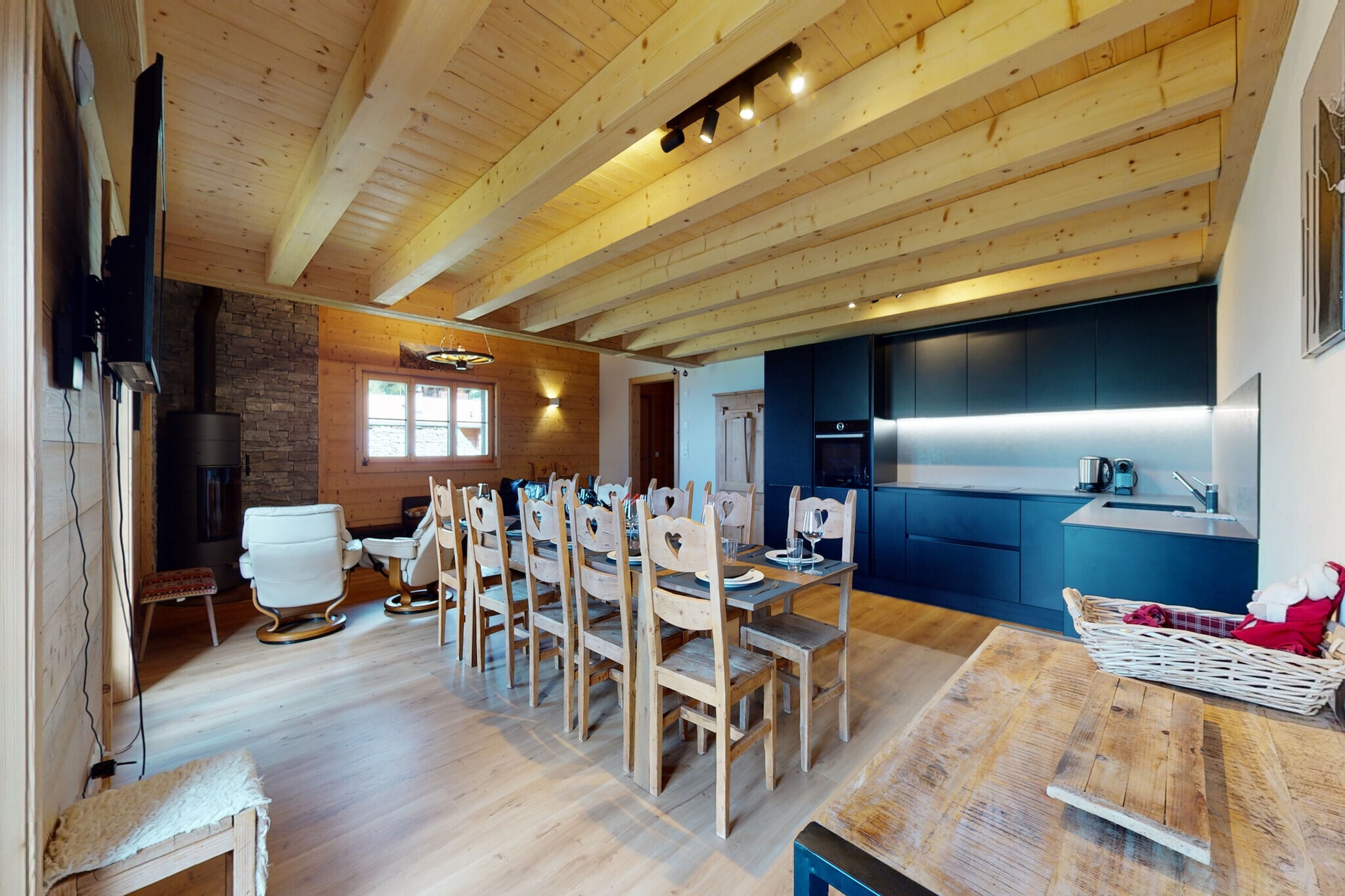 Welcome to this luxurious 160 m² duplex flat in the heart of Nendaz, nestled within the breathtaking 4 Valleys ski area. Ideal for families or large groups, this elegant accommodation comfortably sleeps up to 10 guests. Relax on the sunny balcony while soaking in stunning mountain views and alpine ambiance. The cozy living room features a fireplace, TV, WiFi, and a double sofa bed, perfect for unwinding after an active day.
The open-plan kitchen is fully equipped with modern appliances including a fridge, freezer, dishwasher, oven, and fondue pot, making meal prep a breeze. The flat offers four comfortable bedrooms—two with single beds, one with glued-together singles, and another with two single beds—plus three bathrooms with baths and WCs, and one with a shower and WC.
Enjoy convenient winter parking at the Siviez cable car and summer parking outside the chalet. Pets are welcome for an extra fee. With the cable car just 200 m away and the 4 Vallées Spa and shops close by, you’re perfectly placed for adventure and relaxation. Optional services include bed linen, towels, final cleaning, and tourist tax, along with exclusive local discounts to enhance your stay.