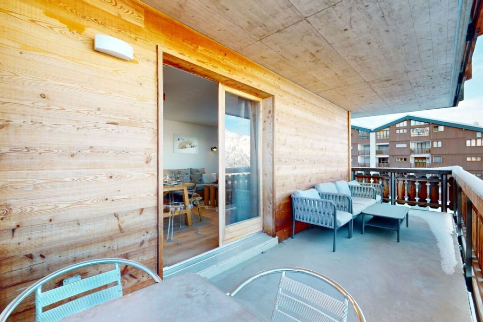 On the 3rd floor: (hall(bunk bed(90 x 200 cm)), Living room(TV(cable, flatscreen, satellite)), open kitchen(electric kettle, coffee machine(espresso), microwave, dishwasher, fridge-freezer, dishes and cutlery(Bowls, chopsticks, plates, cups, etc.)), bedroom(single bed(90 x 200 cm), single bed(90 x 200 cm)), bedroom(single bed(90 x 200 cm), single bed(90 x 200 cm)), bathroom(bath tub, washbasin), bathroom(shower, washbasin), toilet(toilet), Internet access, balcony)\n\nski storage, sauna(paid), washing machine, heating(central), lift, Laundry Package for a fee, parking (paying)