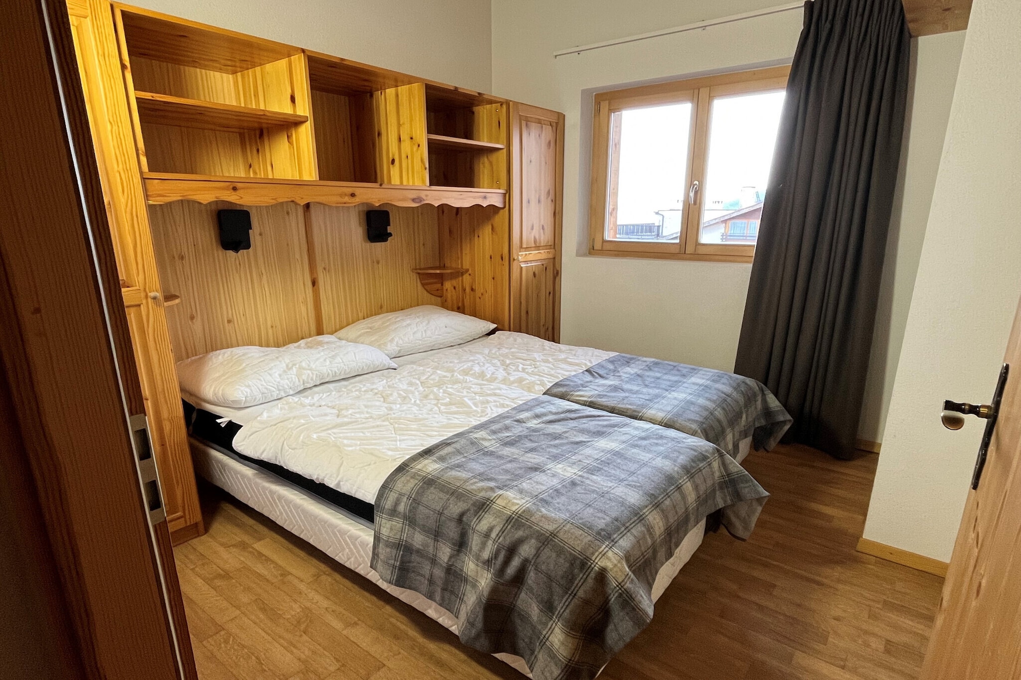 On the 2nd floor: (Living room(double sofa bed(80 x 200 cm), TV(cable, flatscreen, satellite), dining table, seating area), open kitchen(hob(ceramic), electric kettle, coffee machine, microwave, dishwasher, fridge-freezer, dishes and cutlery(Bowls, chopsticks, plates, cups, etc.), Cooking basics), Living/bed room(bunk bed(90 x 200 cm)), bedroom(single bed(90 x 200 cm), single bed(90 x 200 cm)), bedroom(single bed(90 x 200 cm), single bed(90 x 200 cm)), bathroom(bath tub, washbasin, toilet), bathroom(shower, washbasin, toilet), Internet access)\n\nski storage, sauna(paid), washing machine, balcony, heating(central), lift