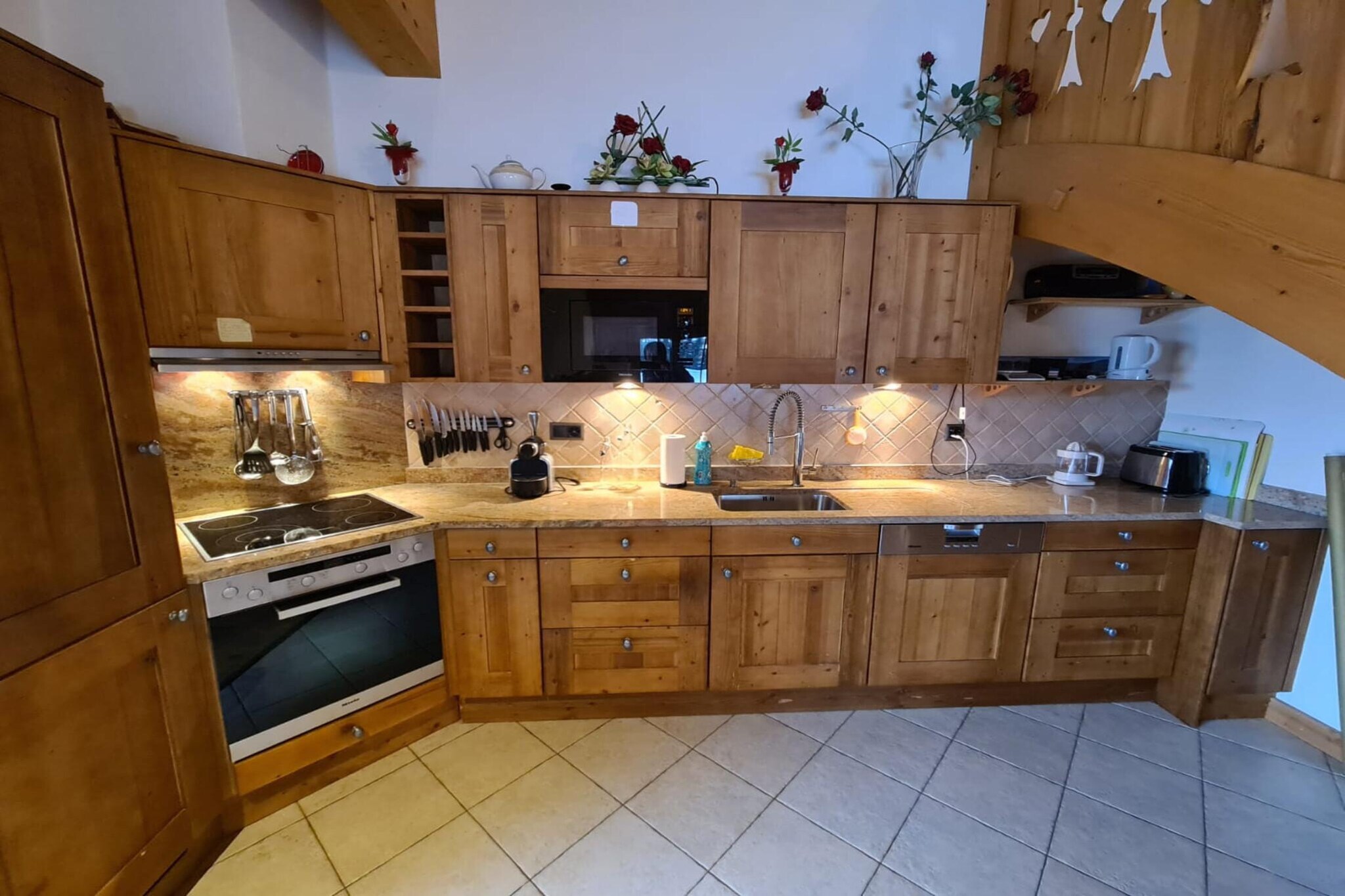 On the 1st floor: (Living room(double sofa bed(140 x 200 cm), TV(cable, flatscreen, satellite), dining table, fireplace, seating area, DVD player, radio), open kitchen(hob(ceramic), electric kettle, toaster, coffee machine(espresso), oven, microwave, dishwasher, fridge-freezer, Juicer, dishes and cutlery, Cooking basics), bedroom(double bed(160 x 200 cm), TV(cable, flatscreen, satellite)), bedroom(double bed(160 x 200 cm)), bedroom(bunk bed, cot), bathroom(bath tub, washbasin, toilet), bathroom(bath tub, washbasin, toilet), Internet access)\n\nski storage, garage, sauna(paid), washing machine, balcony, heating(central), terrace(20 m2), garden furniture, BBQ, lift, iron, hairdryer