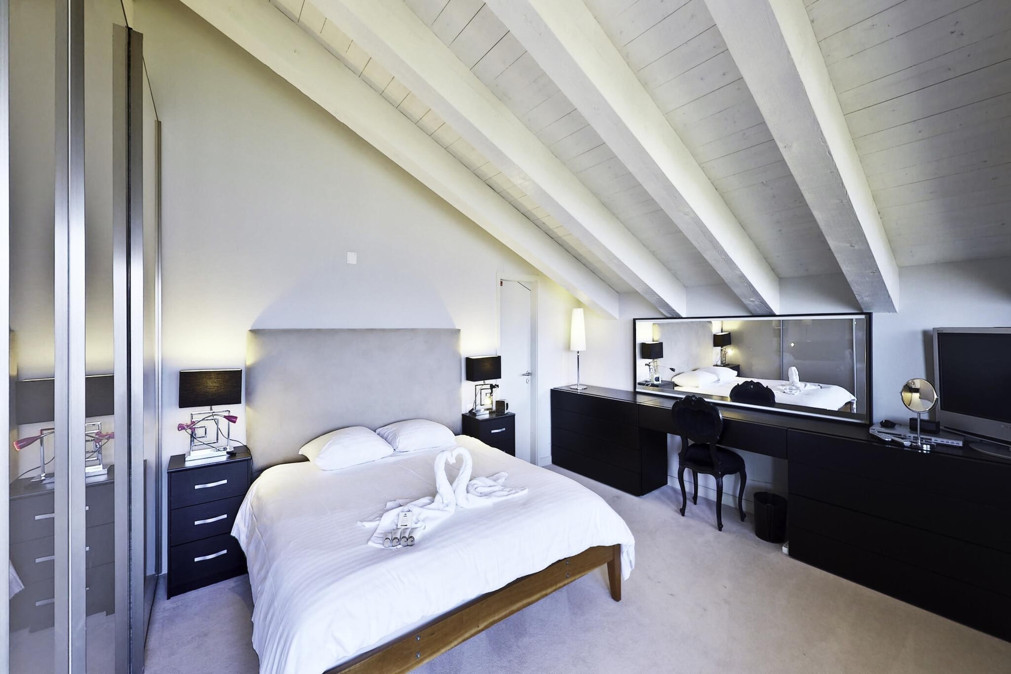 On the 1st floor: (Living room(TV(cable, flatscreen), fireplace, fireplace, DVD player), open kitchen(hob(ceramic), electric kettle, toaster, coffee machine, oven, microwave, fridge-freezer, Juicer, dishes and cutlery(Bowls, chopsticks, plates, cups, etc.)), bedroom(double bed(160 x 200 cm), TV), bedroom(double bed(160 x 200 cm), TV), bedroom(double bed(160 x 200 cm)), bedroom(single bed(90 x 200 cm), single bed(90 x 200 cm)), bedroom(bunk bed(90 x 200 cm), bunk bed(90 x 200 cm)), bathroom(bath tub, toilet, hairdryer, shampoo), bathroom(bath tub, toilet), bathroom(shower, toilet), bathroom(shower, toilet))\n\nski storage, washing machine, balcony, terrace, garden, garden furniture, BBQ, high chair, iron, Charging post for electric cars, heating