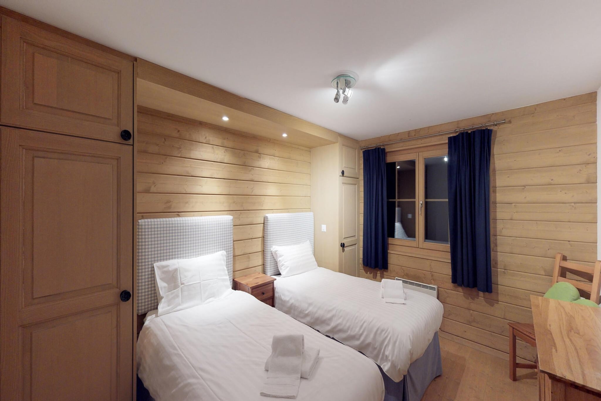 Ground floor: (Living room(single bed, double sofa bed, TV(satellite), dining table, fireplace, seating area), open kitchen(hob(ceramic), electric kettle, toaster, coffee machine, oven, microwave, dishwasher, fridge-freezer, Juicer, dishes and cutlery(Bowls, chopsticks, plates, cups, etc.)), bedroom(double king size bed(180 x 200 cm)), bedroom(double bed), bedroom(double bed), bedroom(single bed, single bed), bedroom(single bed, single bed), bathroom(bath tub, toilet, hairdryer), bathroom(bath tub, toilet), bathroom(shower, toilet), bathroom(shower, toilet), toilet(toilet))\n\nski storage, washing machine, balcony, heating(central), terrace, garden, garden furniture, BBQ, iron