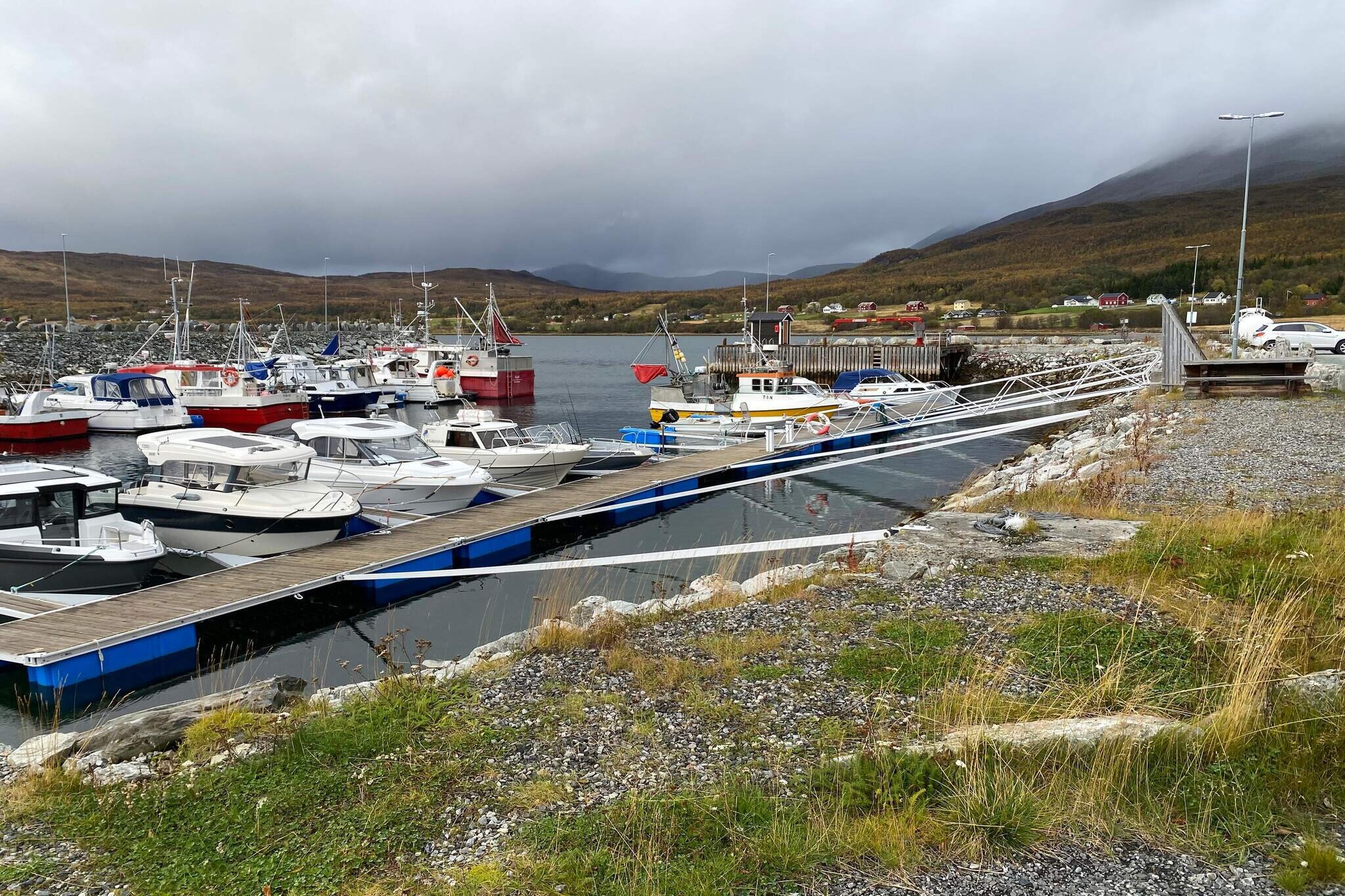 Internet Access DSL, Kitchen(cooker(electric), hood, coffee machine(filter), waffle iron, microwave, dishwasher, fridge, freezer(140-199L), tumble dryer, washing machine), Living/bed room(30 m2)(TV, radio, chromecast), bedroom(single bed), bedroom(double bed), bedroom(double bed), bedroom(single bed), bathroom(floor heating)(bathtub or shower, washbasin, toilet), heating(electric), terrace(6 m2), terrace(roofed, 17 m2), garden, garden furniture, parking, air to air heatpump