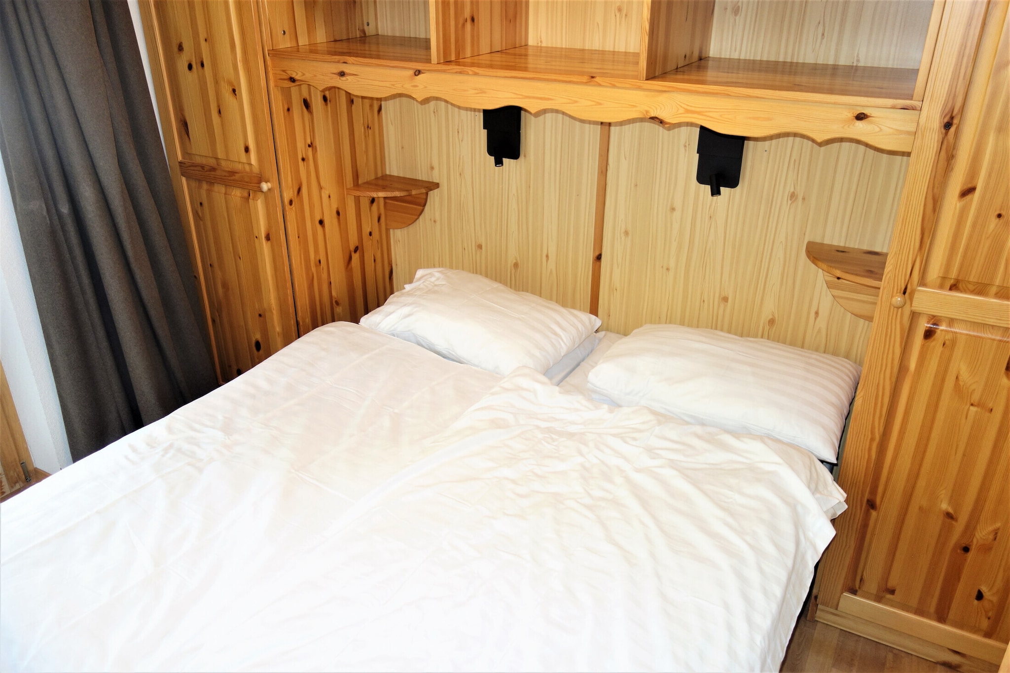 On the 2nd floor: (open kitchen(electric kettle, coffee machine, microwave, dishwasher, fridge-freezer, dishes and cutlery(Bowls, chopsticks, plates, cups, etc.)), Living/diningroom(double sofa bed(80 x 200 cm), TV(flatscreen, satellite, digital)), bedroom(single bed(90 x 200 cm), single bed(90 x 200 cm)), bedroom(bunk bed(90 x 200 cm)), bathroom(shower, washbasin), bathroom(shower, washbasin, toilet), Internet access, balcony)\n\nski storage, sauna(paid), washing machine, heating(central), lift, Laundry Package for a fee, parking (paying)
