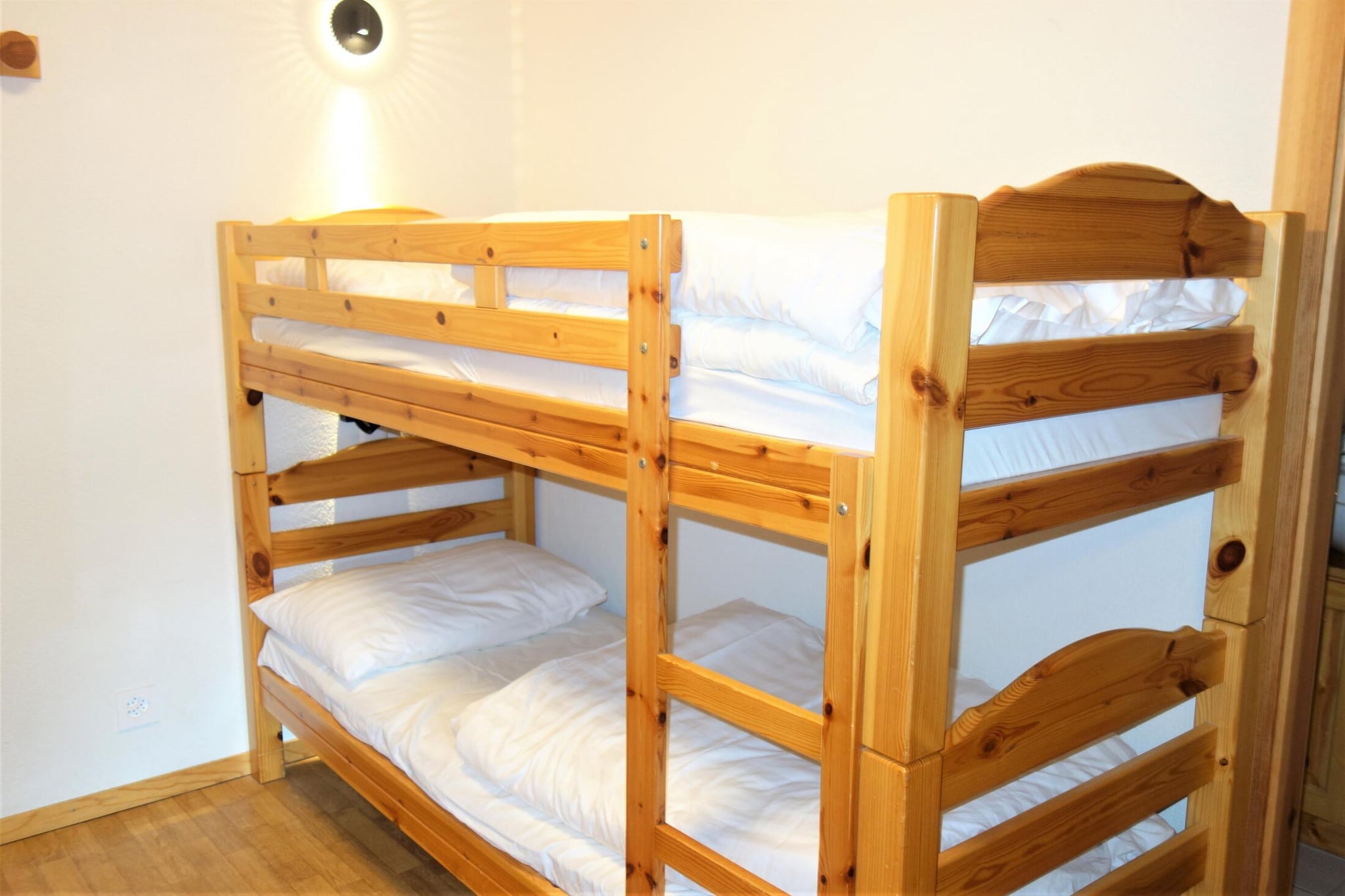 On the 3rd floor: (hall(bunk bed(90 x 200 cm)), open kitchen(electric kettle, coffee machine, microwave, dishwasher, fridge-freezer, dishes and cutlery(Bowls, chopsticks, plates, cups, etc.)), Living/diningroom(double sofa bed(80 x 200 cm), TV(cable, flatscreen, satellite)), bedroom(single bed(90 x 200 cm), single bed(90 x 200 cm)), bathroom(bath tub, washbasin), toilet(toilet), Internet access, balcony)\n\nski storage, sauna(paid), washing machine, heating(central), lift, Laundry Package for a fee, parking (paying)