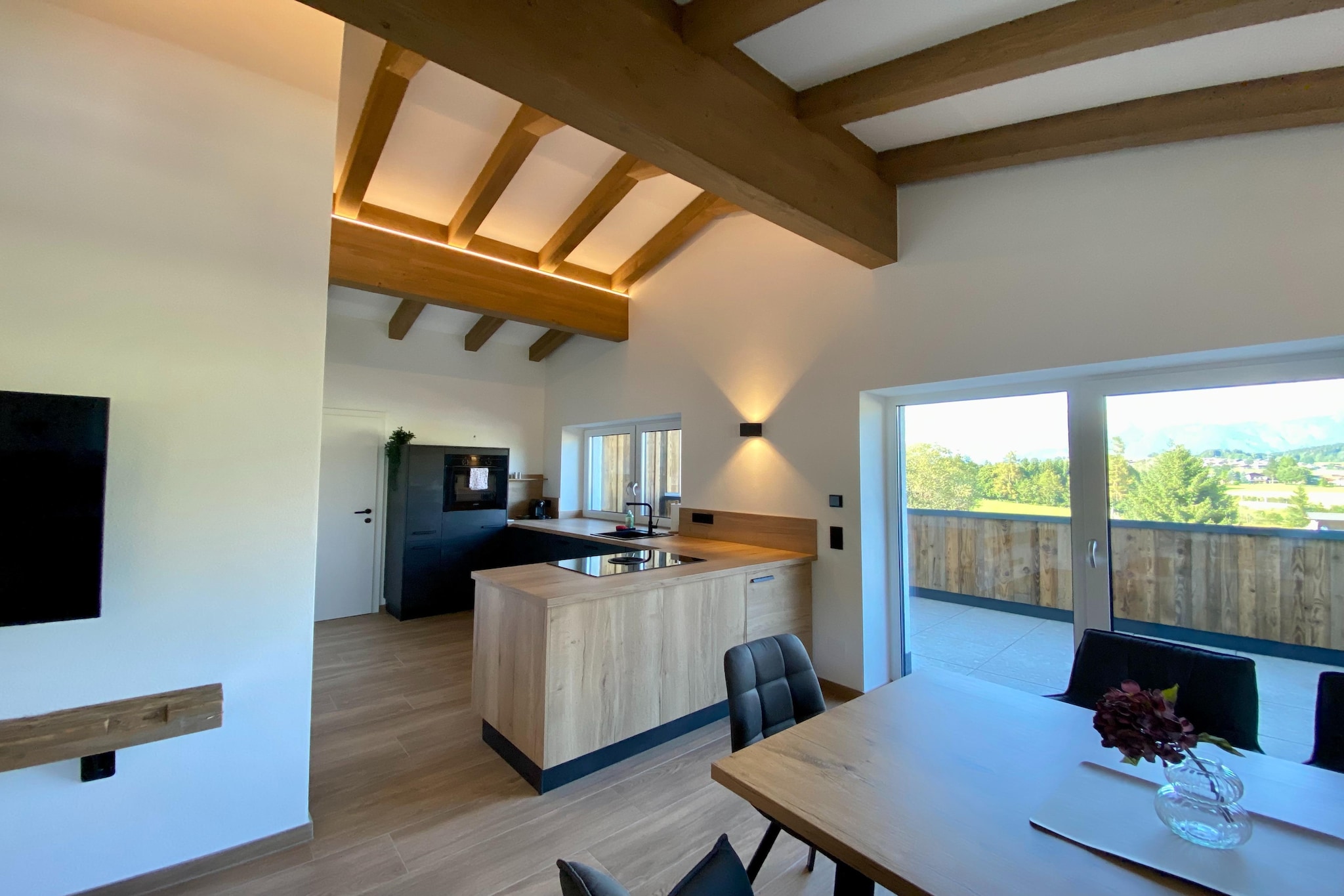 This spacious and light-filled attic apartment comfortably accommodates up to 6 guests. The living and dining area features a cozy box-spring sofa bed, while the modern fitted kitchen with pantry is fully equipped for all your culinary needs. Two separate bedrooms offer comfortable box-spring beds and stunning views of the Kitzsteinhorn. The bathroom has a shower, and the toilet is in a separate room. From the roof terrace and balcony, enjoy breathtaking panoramas of the Leoganger Steinberge, the Steinernes Meer, the Hochkönig, the Schwalbenwand, and the Kitzsteinhorn.
In winter, the location provides quick access to renowned ski areas such as the Skicircus Saalbach Hinterglemm Leogang Fieberbrunn, the Hochkönig ski region – Ski amadé, and Zell am See-Kaprun. Families and active sports enthusiasts will find endless opportunities for adventure and relaxation. From May 1, 2025, a mobility fee of €0.50 per guest (aged 15 and older) will allow free use of all public transport in the Salzburg region. Guests are expected to respect house rules, and the host reserves the right to decline bookings from previous rule violators.