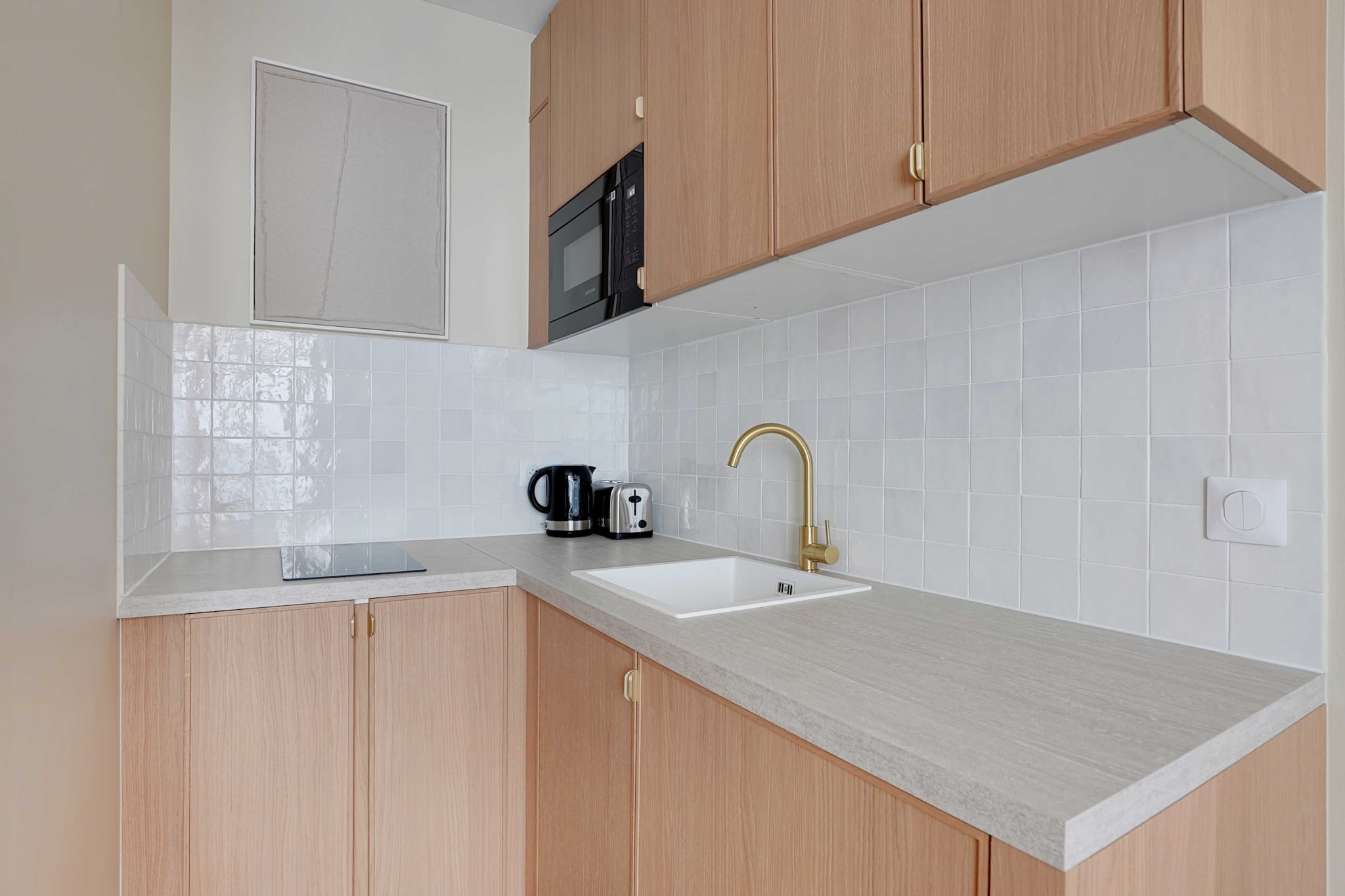 Checkmyguest offers this 14 m² ground-floor studio apartment on Rue du Docteur Heulin, near Sacré-Cœur. Tastefully decorated, it offers modern style and exceptional brightness, perfect for a comfortable stay in Paris.
This apartment offers privileged access to the entire Paris public transport network. You'll be just a stone's throw from metro stations and bus stops, making it easy to get around the City of Lights. You'll be able to get around quickly and easily thanks to a wide range of public transport options: 

- Metro: Brochant (line 13), a 4-minute walk away
- Numerous day & night bus routes
- Vélib station
- Several cab companies available: Les cabs G7 (the most popular): call 36 07.