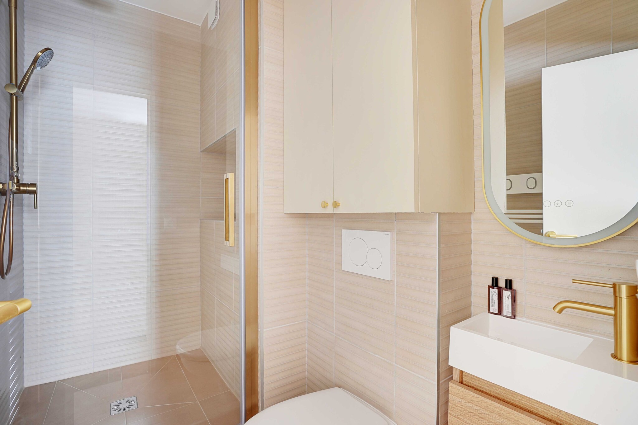 Ground floor: (Living room(Desk, single sofa bed, TV), Kitchen(stove, electric kettle, toaster, coffee machine, oven, microwave, fridge, electric hot plates, dishes and cutlery, Wine glasses), bathroom(Hot Water, shower, washbasin, toilet, hairdryer, shampoo))\n\nGame Console, Internet Access DSL, Safe, Wardrobe, First Aid, TV, heating, Sheets incl., Towels/Sheets (Incl.), body soap, Essentials, Dedicated workspace, Cooking basics