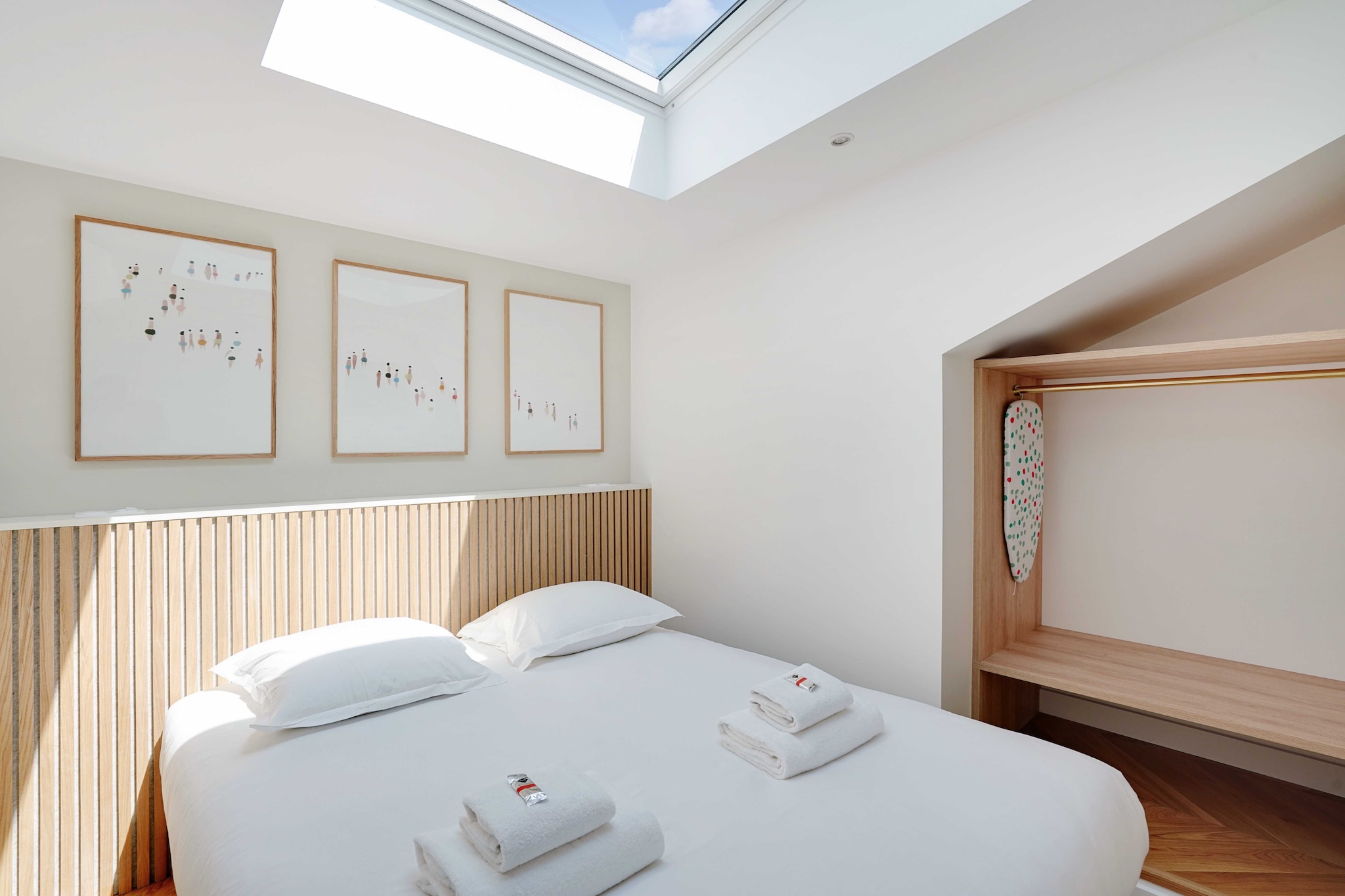 On the 1st floor: (Living room(Desk, single sofa bed, TV, dining table), Kitchen(stove, electric kettle, toaster, hood, coffee machine, oven, microwave, dishwasher, fridge, electric hot plates, dishes and cutlery, Cooking basics), bedroom(Queen Bed), bathroom(Hot Water, shower, washbasin, toilet, hairdryer, shampoo))\n\nBed Linen, Internet Access DSL, Wardrobe, storage, First Aid, TV, tumble dryer, washing machine, heating, air conditioning, iron, Towels/Sheets (Incl.), Essentials, Dedicated workspace