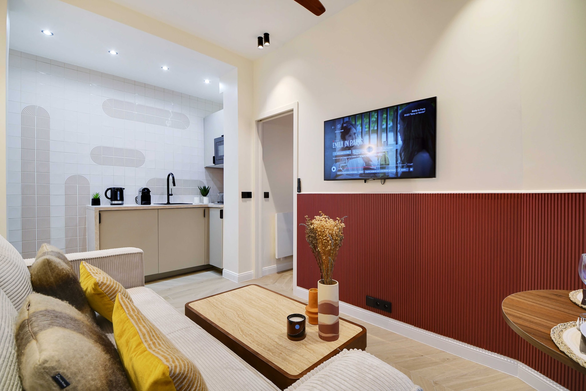 This superb, warm and cozy apartment is located in the heart of Paris in the 18th arrondissement, perfect for your stay.
The apartment's ideal location makes it easy to get around the capital by public transport:
- Metro: Simplon (line 4) a 4-minute walk away
- Metro: Jules Joffrin (line 12) a 4-minute walk away
- Day and night buses
- Velib station
- Several cab companies available: Les cabs G7 (the most popular) - call 36 07.