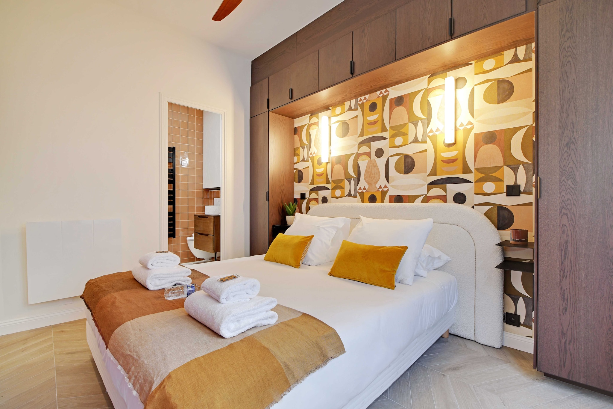 Ground floor: (Living room(double sofa bed, dining table), Kitchen(stove, hob, electric kettle, toaster, coffee machine, combination microwave, fridge, dishes and cutlery, Cooking basics), bedroom(TV, Queen Bed), bathroom(Hot Water, shower, washbasin, toilet, hairdryer, shampoo))\n\nBed Linen, Desk, Internet Access DSL, Wardrobe, First Aid, TV, heating, iron, Towels/Sheets (Incl.), Essentials, Dedicated workspace