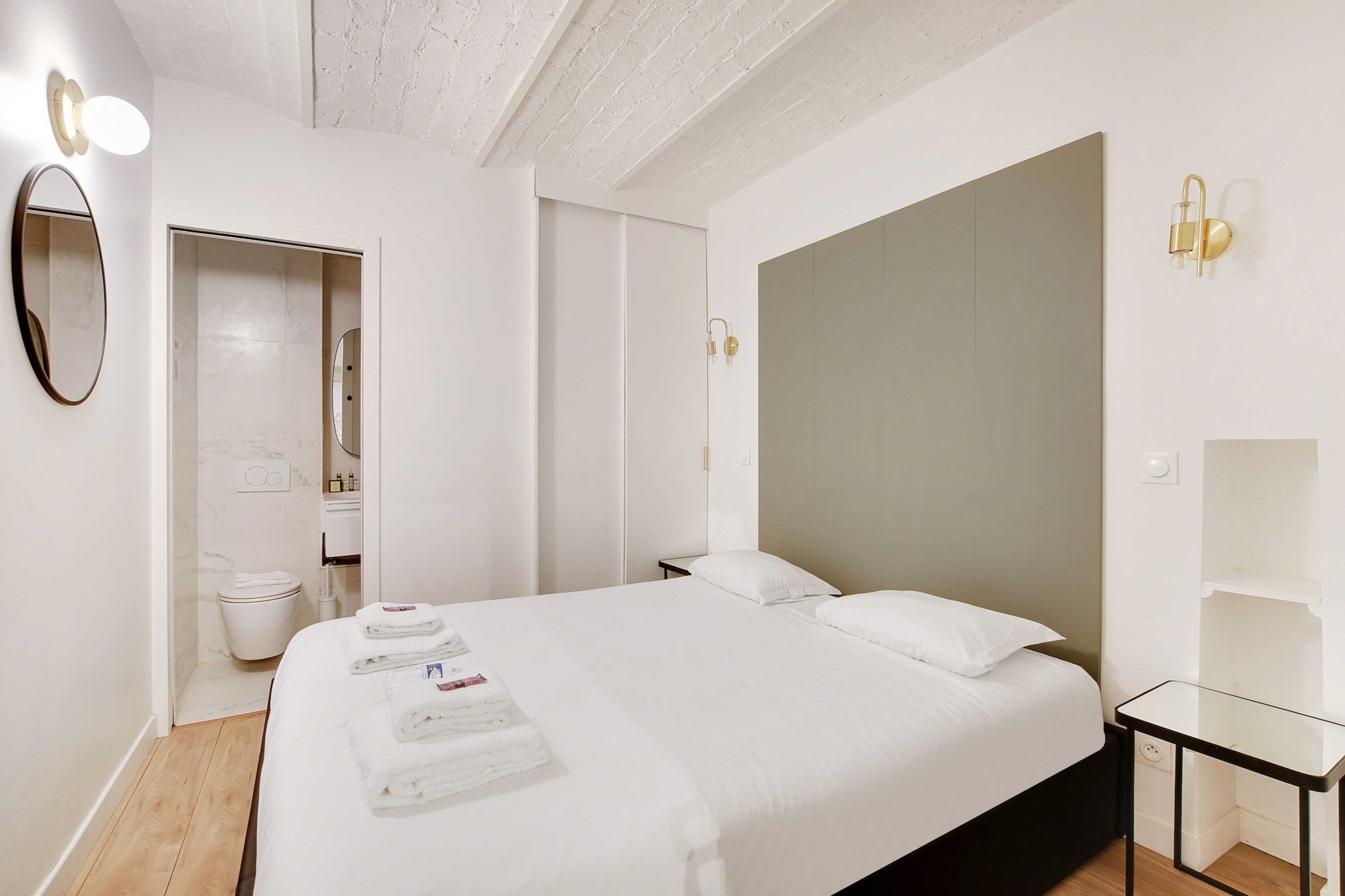 Ground floor: (Living room(single sofa bed, single sofa bed), Kitchen(dining table, stove, electric kettle, toaster, cooker, coffee machine, oven, microwave, dishwasher, fridge, Wine glasses), bedroom(double bed), bedroom(bunk bed or 2 single beds), bathroom(shower, toilet), bathroom(shower, toilet))\n\nBed Linen, Desk, Hot Water, Internet Access DSL, Wardrobe, First Aid, TV, washing machine, heating, iron, hairdryer, Towels/Sheets (Incl.), shampoo, Essentials, dishes and cutlery, Dedicated workspace, Cooking basics