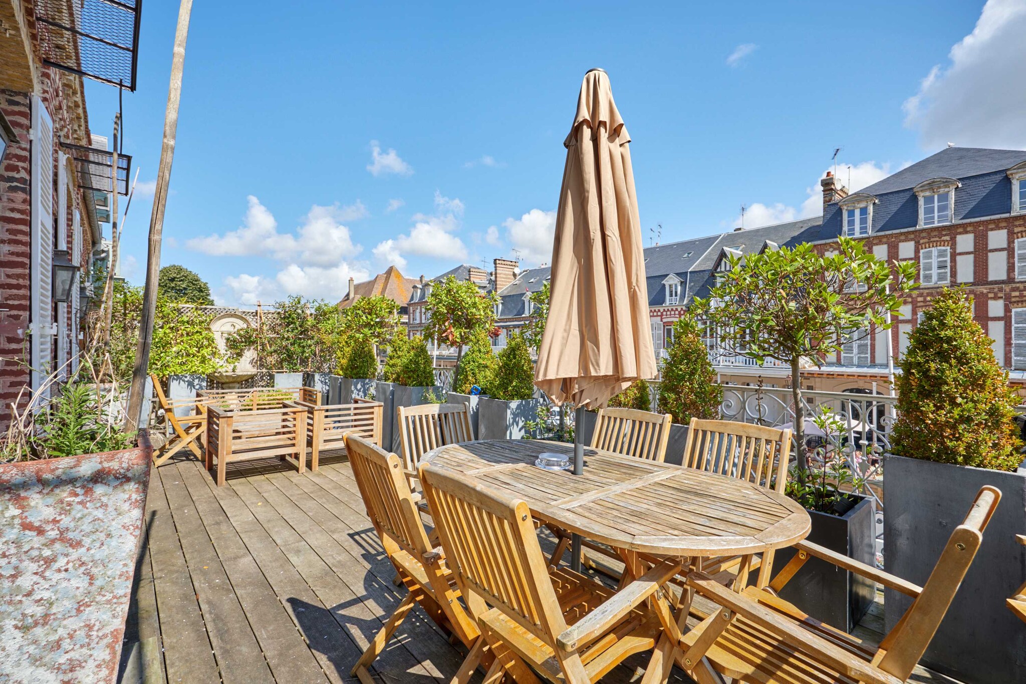 This luxurious apartment in Deauville offers an exceptional residential experience, located in close proximity to the beach and city attractions. High-end finishes and careful attention to detail create an atmosphere of luxury and comfort. Its privileged location allows easy access to the shops, restaurants and entertainment of Deauville.