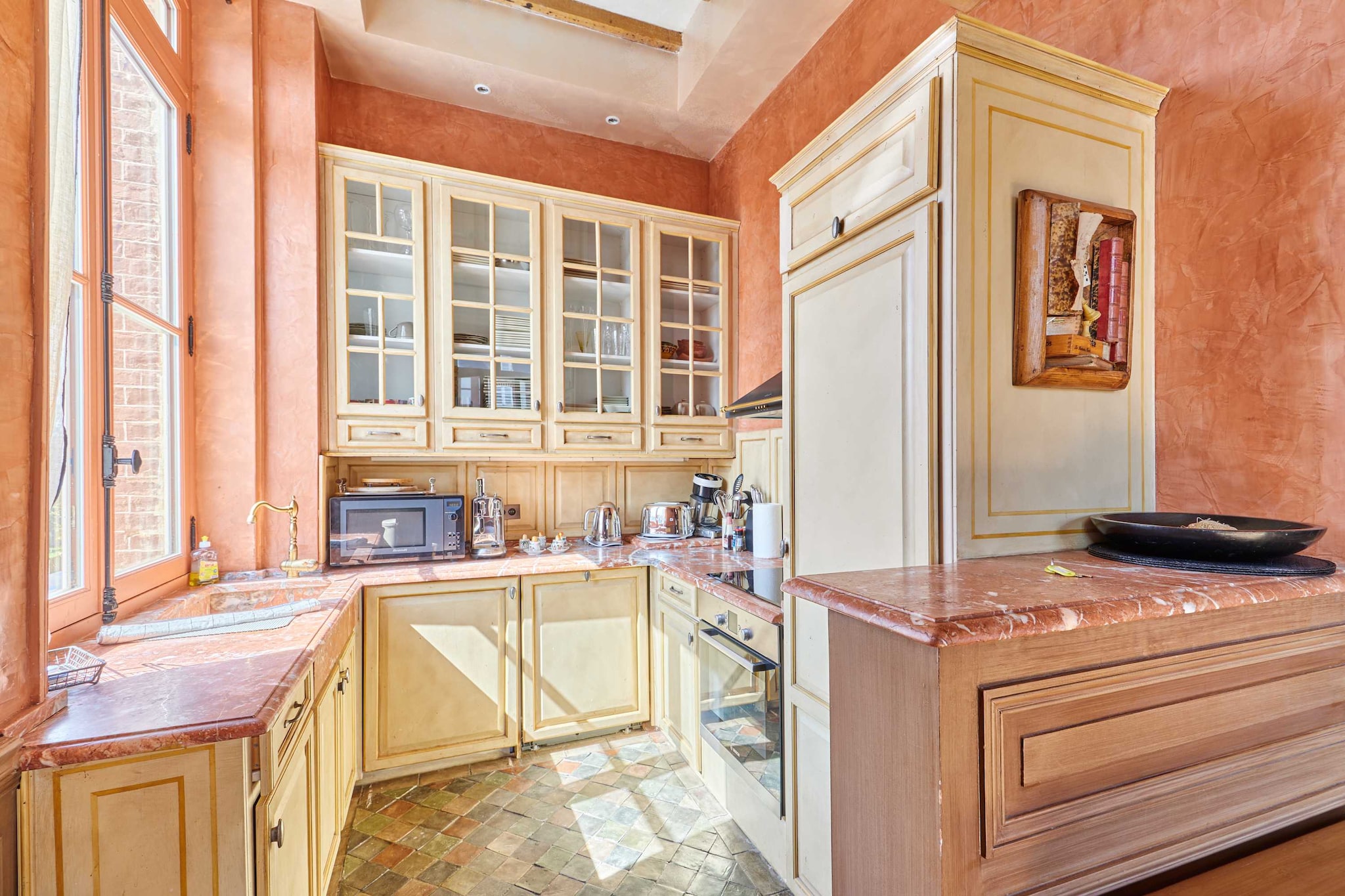 On the 1st floor: (Living room(Bed Linen, Desk, TV), Kitchen(stove, electric kettle, toaster, coffee machine, oven, microwave, dishwasher, fridge, dishes and cutlery), bedroom(double bed), bedroom(double bed), bedroom(double bed), bedroom(single bed), bathroom(bath tub, toilet, Towels/Sheets (Incl.), shampoo), bathroom(shower, toilet, Towels/Sheets (Incl.), shampoo), bathroom(shower, toilet, Towels/Sheets (Incl.), shampoo), toilet(toilet))\n\nHot Water, Internet Access DSL, Wardrobe, First Aid, balcony or terrace, heating, iron, Essentials