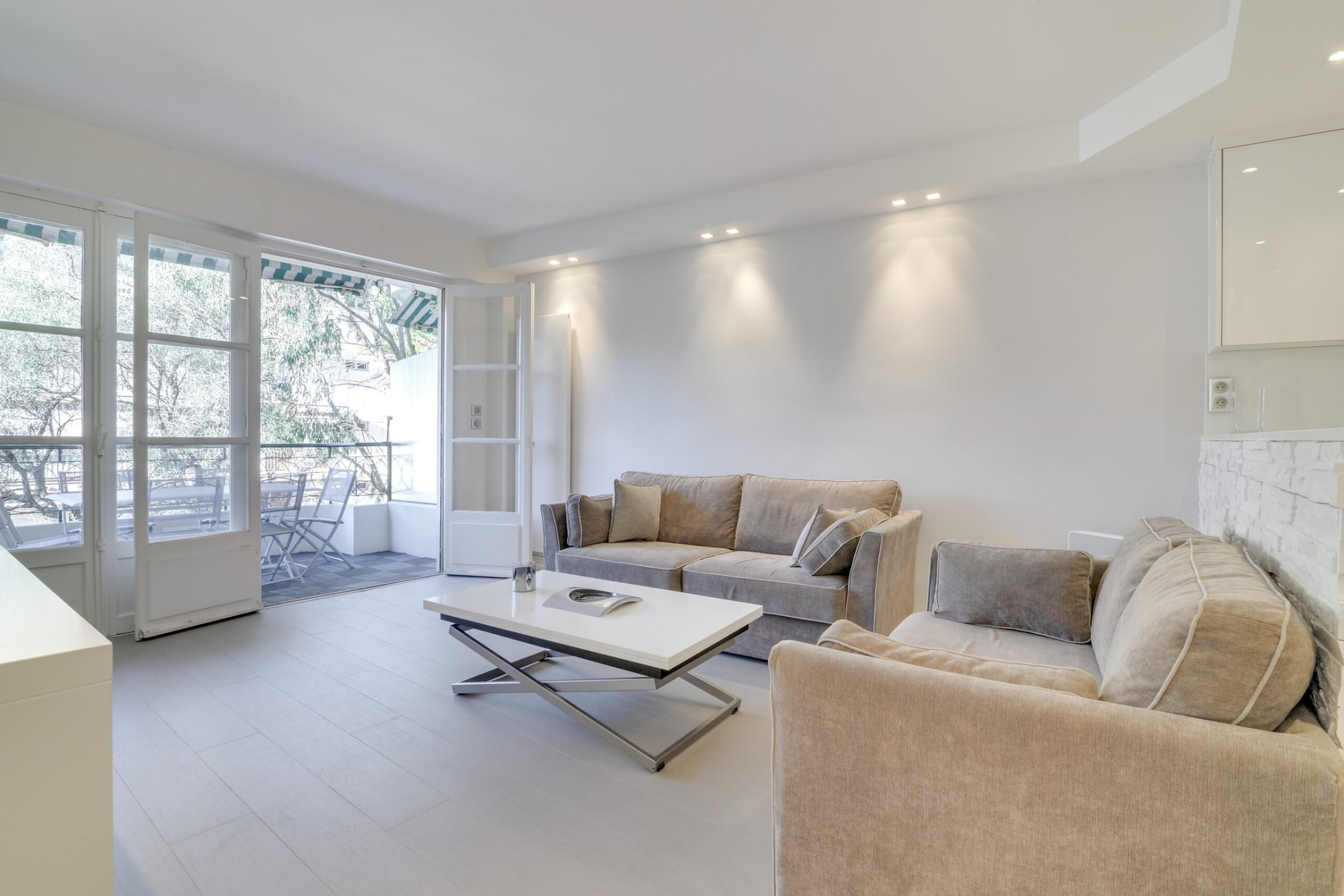 Beautiful apartment with terrace that can accommodate 4 people. It is located next to the centre of Cannes and only 100 meters away from la Croisette! Which makes it the ideal place to discover the city. It is surrounded by many shops, including major brand stores, restaurants and local shops.
The geographical location of the apartment will allow you to reach the centre in only 15 minutes by foot. You will also be able to broaden your horizons and reach many destinations:
- By the road: The city is connected by the A8 motorway "La Provençale" (exit N°42 Cannes La Bocca or Mougins/Cannes), from Aix en Provence in the West to Italy in the East.
- By train: Cannes train station: the TER allows you to travel all over the region from Saint-Raphaël to Monaco, via Antibes, Biot, Cagnes sur mer, Nice, Villefranche sur Mer. You can even join Italy! To go to the apartment, you will then have to take line 8 of the bus towards Palm Beach from Gray d'Albion to La Roseraie (4 stops)
- By bus: stop La Roseraie (lines 8 and N21) 4 minute-walk from the apartment - stop Pont Alexandre III (lines 19 and 21) 2 minute-walk from the apartment - stop Capron (lines 19, 21 and N21) 4 minute-walk from the apartment
- And always on foot to the beach and shops