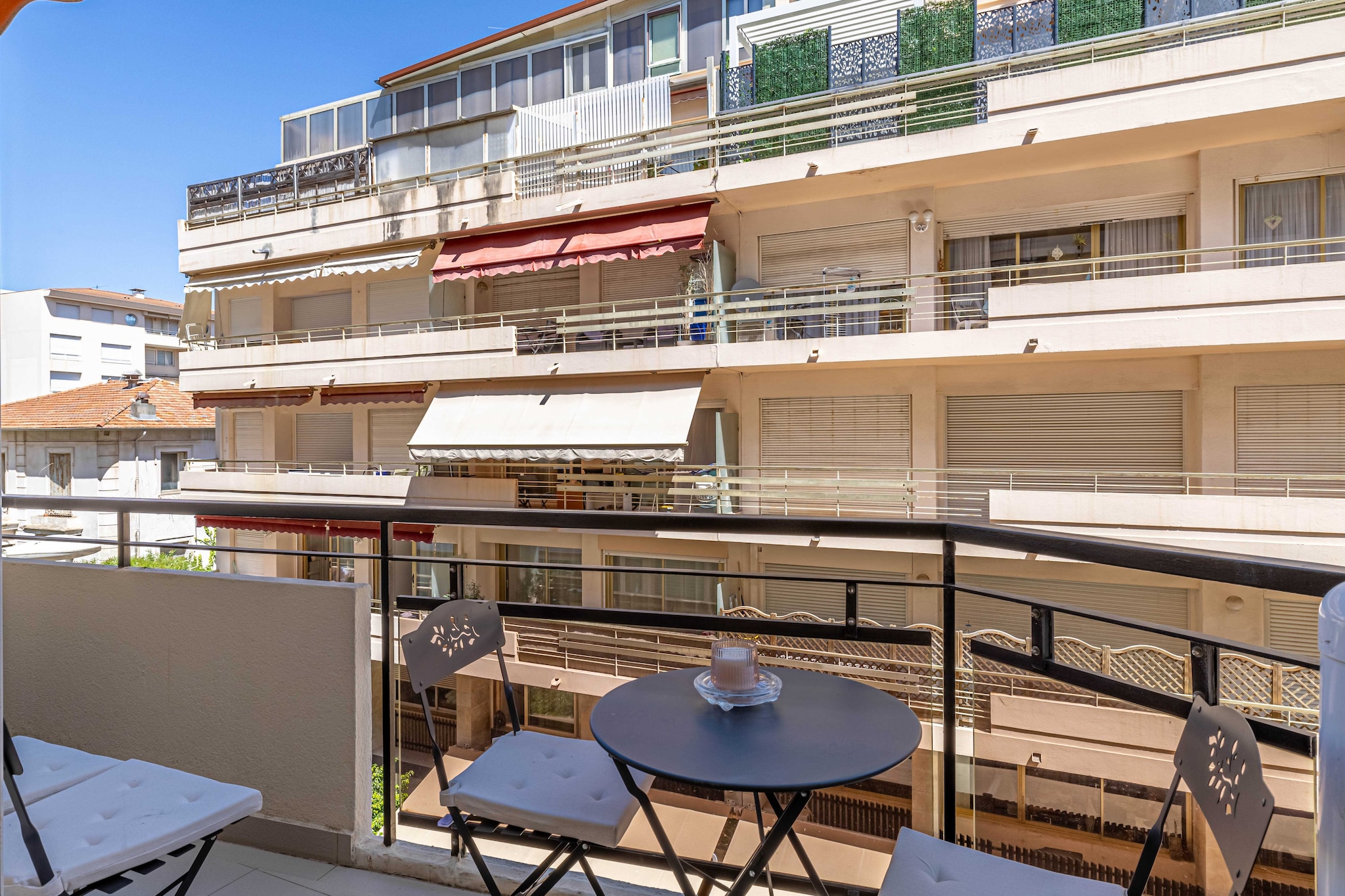 The apartment is ideally located less than 5 minutes walk from the beach and 12 minutes from the Palais des Festivals.
- By plane: Nice airport is 30 minutes from Cannes
- Private driver from Nice airport: Reservation on request
- By car: Public parking at 100 m
- By train: the station is a 15-minute walk away
During your stay in Cannes, you'll have the chance to explore some wonderful nearby destinations, each offering a unique and memorable experience.
Antibes and its cape:Just a few kilometers from Cannes, the charming town of Antibes welcomes you. Explore its rich historical heritage, including the Picasso Museum housed in a superb château. Stroll through the cobbled streets of old Antibes, where the Provencal market will awaken your senses with its scents and flavors. But don't forget to venture out to Cap d'Antibes, where coastal paths offer breathtaking views of the Mediterranean.
Les trayas and its red rocks: West of Cannes lies the natural paradise of Les Trayas, a striking contrast to urban life. Explore mountain and forest landscapes that blend harmoniously with the Mediterranean coastline. Hiking enthusiasts will be delighted by the trails leading to the emblematic red rocks, offering breathtaking panoramic sea views.
Grasse and its perfume: Not far from Cannes is the town of Grasse, world-famous as the capital of perfume. You'll have the opportunity to visit renowned perfume factories such as Fragonard, Galimard and Molinard, where you'll discover the art of perfumery and even have the chance to create your own fragrance. Stroll through Grasse's medieval streets, steeped in history and scents.