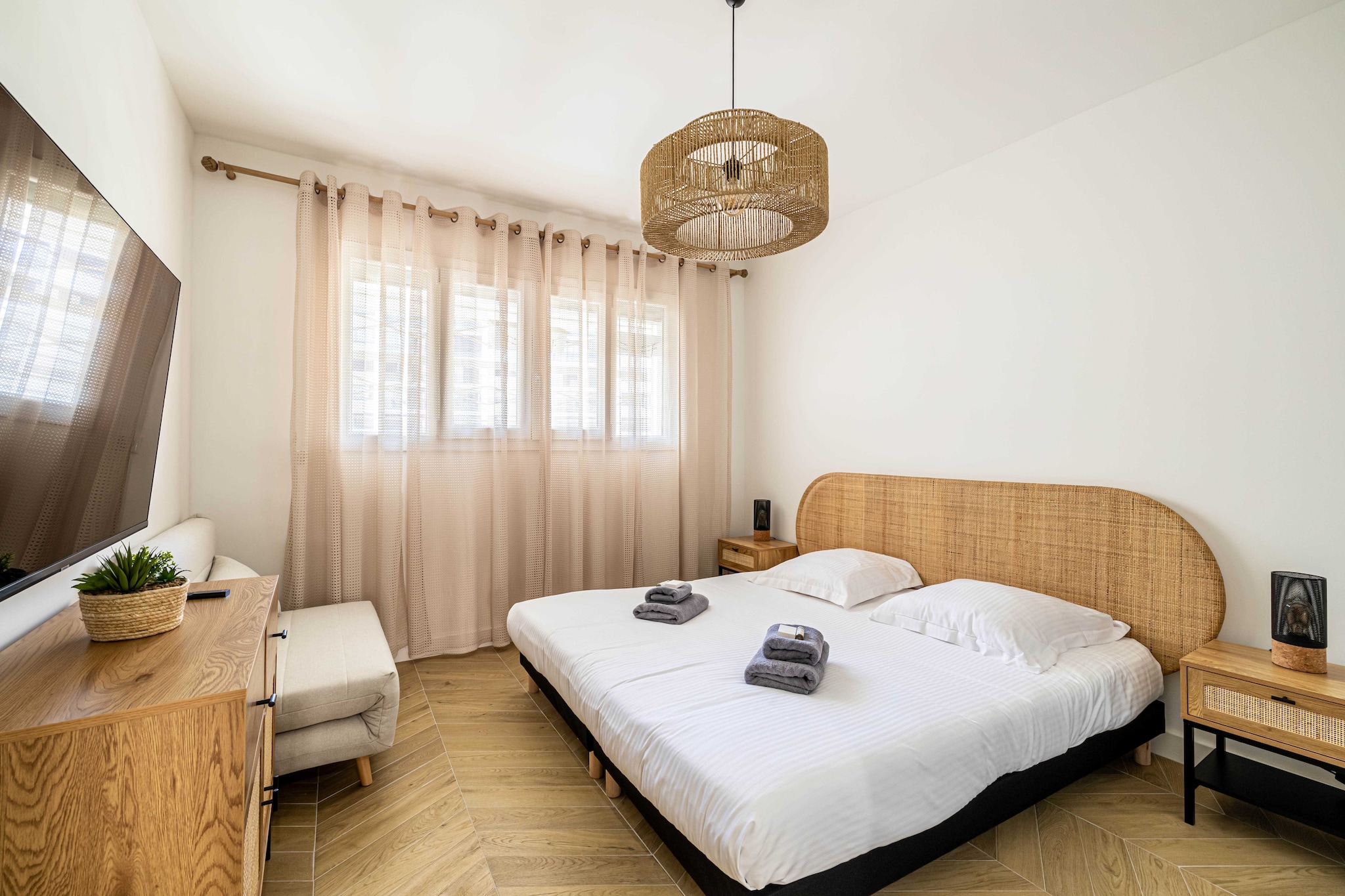 On the 3rd floor: (Living room(single sofa bed(140 x 200 cm)), Kitchen(dining table, stove, electric kettle, toaster, oven, dishwasher, fridge, Coffee, Wine glasses), bedroom(double bed), bathroom(shower, toilet))\n\nBed Linen, Desk, Elevator, Hot Water, Internet Access DSL, Wardrobe, First Aid, TV, tumble dryer, cot, washing machine, heating, air conditioning, iron, hairdryer, Towels/Sheets (Incl.), shampoo, Essentials, dishes and cutlery