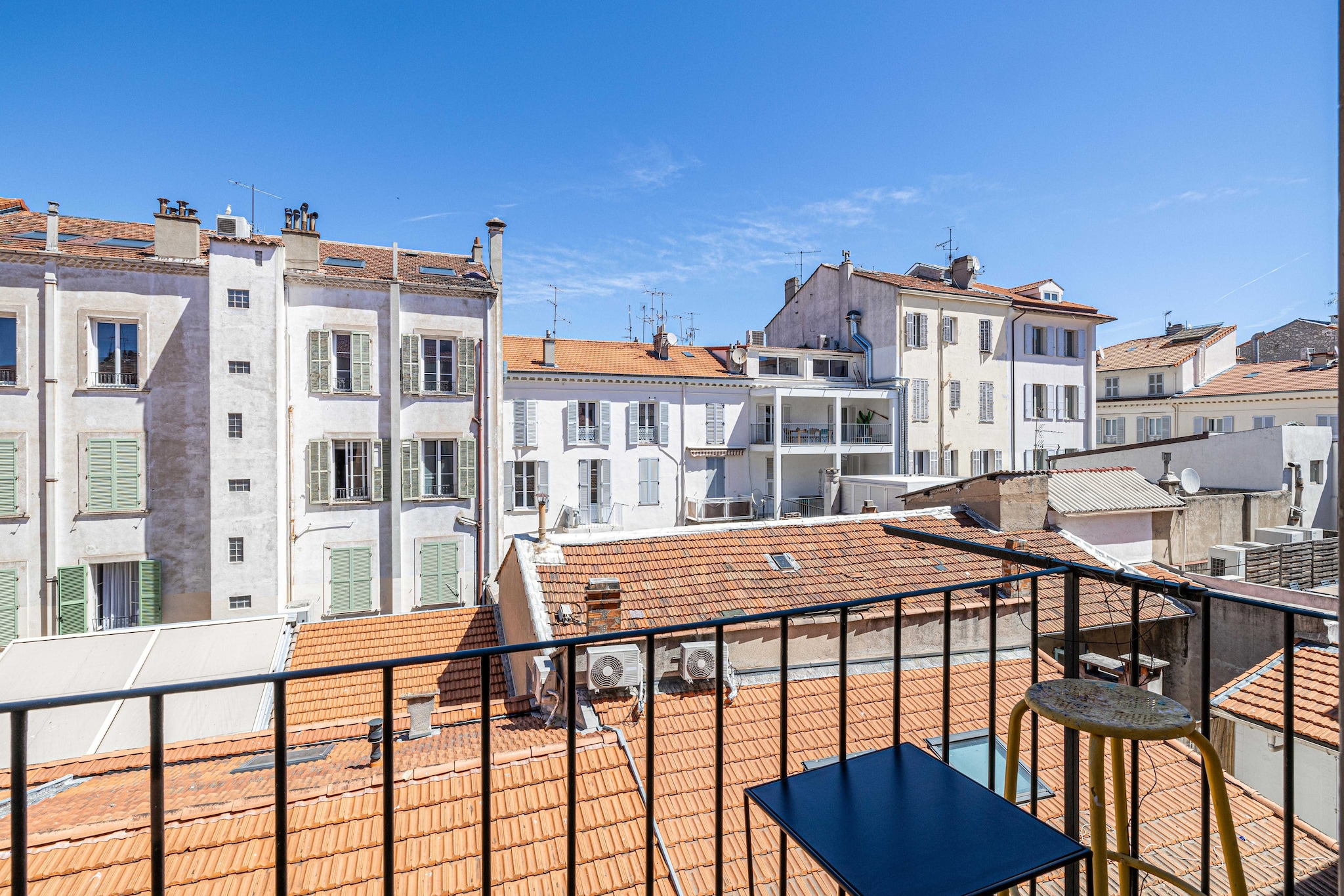 Welcome to Cannes, the pearl of the Côte d'Azur! Discover the comfort and calm of our beautiful 32m2 apartment for 4 people, ideally located in the heart of this emblematic city! Discover the charm of the city from this welcoming cocoon with balcony and air conditioning. Ideal for families or couples.