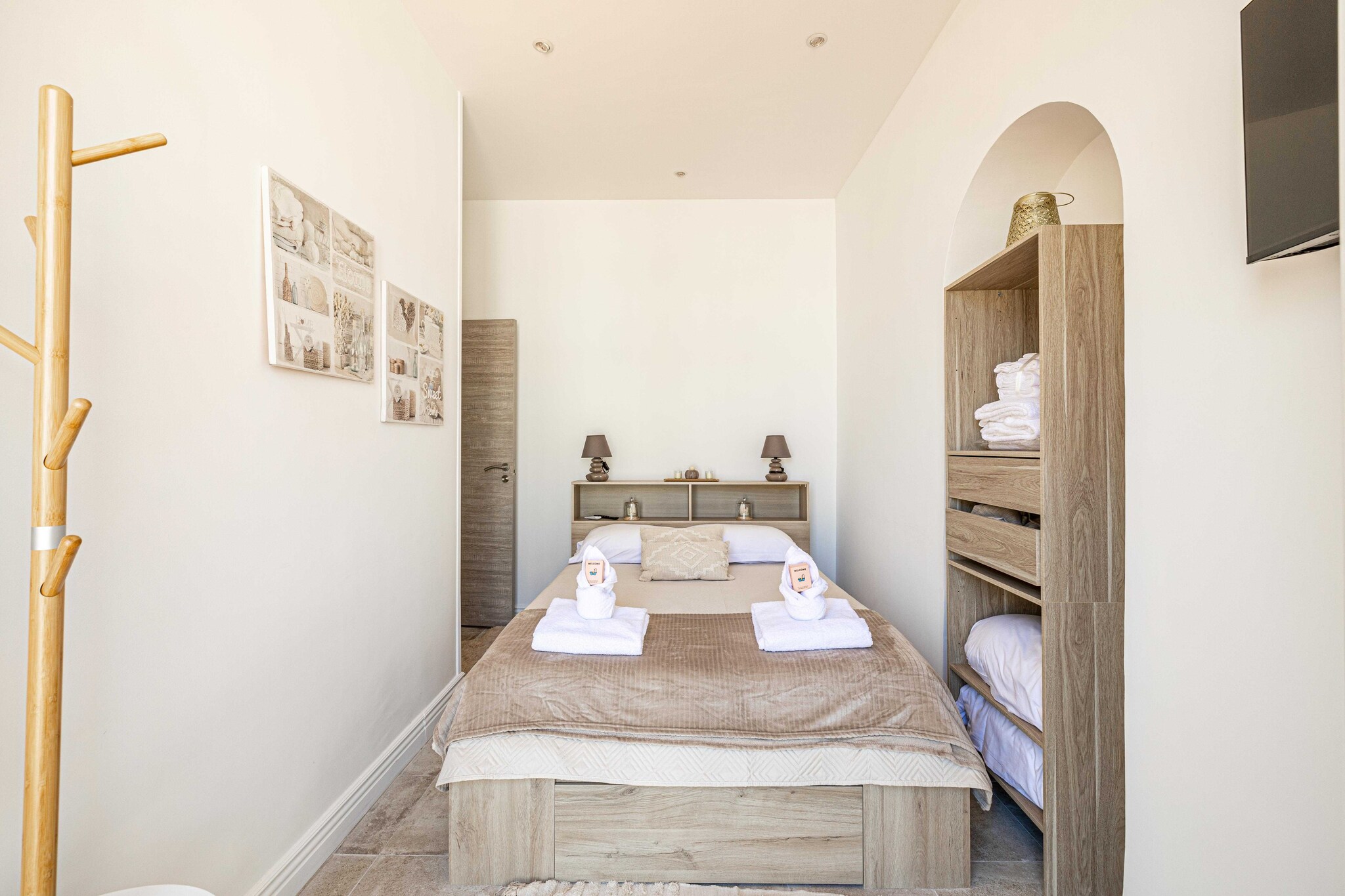 On the 3rd floor: (Living room(Desk, single sofa bed, TV), Kitchen(stove, electric kettle, toaster, coffee machine, oven, microwave, dishwasher, fridge, dishes and cutlery), bedroom(Bed Linen, double bed), bathroom(shower, toilet, hairdryer, Towels/Sheets (Incl.), shampoo))\n\nElevator, Hot Water, Internet Access DSL, Wardrobe, First Aid, cot, balcony or terrace, heating, air conditioning, iron, Essentials, Dedicated workspace, Cooking basics