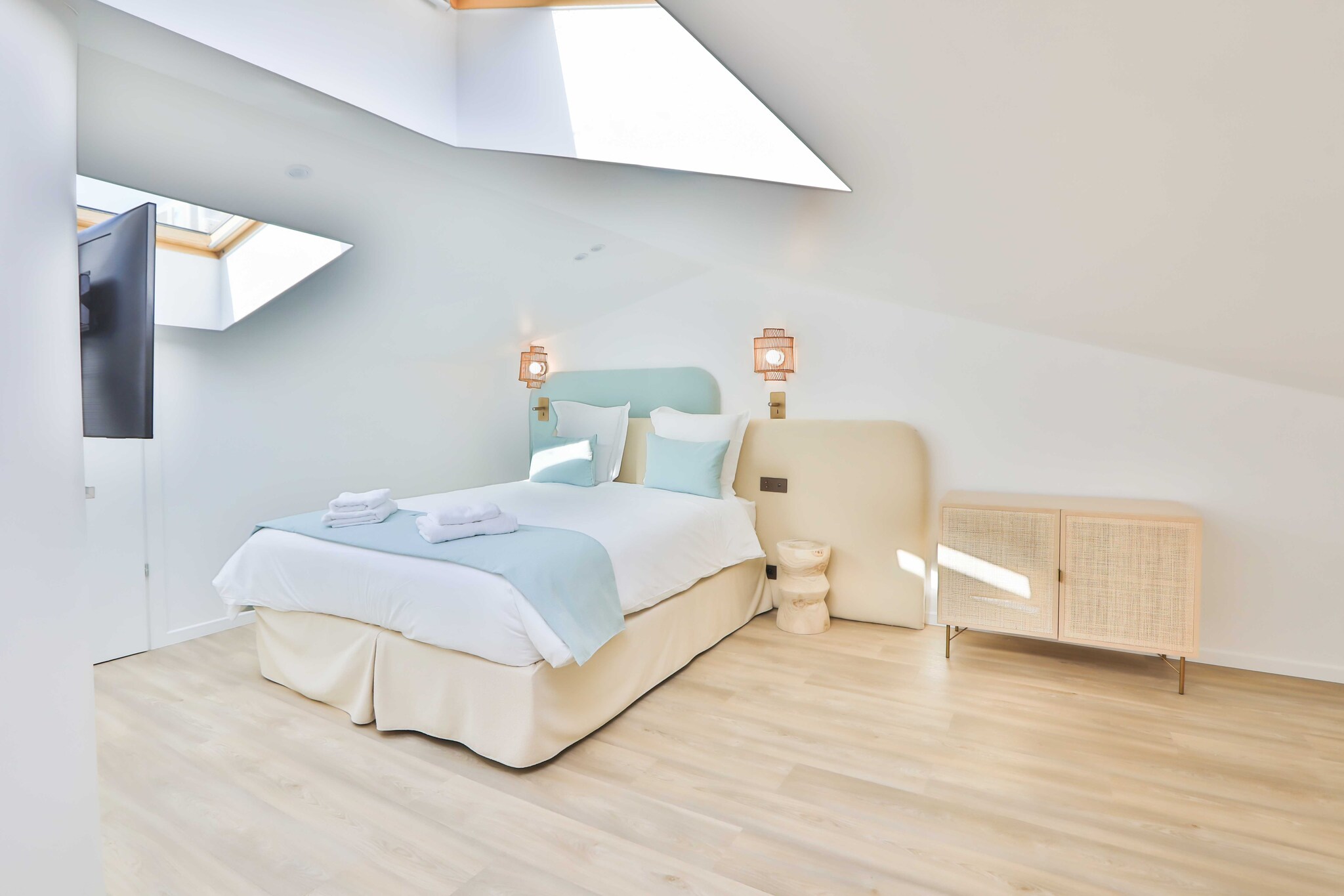 On the 2nd floor: (Kitchen(stove, electric kettle, toaster, coffee machine, microwave, fridge, washing machine, dishes and cutlery), Living/bed room(Internet Access DSL, double sofa bed, TV, air conditioning), bedroom(Bed Linen, Wardrobe, double bed), bedroom(double bed), bathroom(shower, washbasin, toilet, Towels/Sheets (Incl.), shampoo), bathroom(shower, washbasin, toilet, Towels/Sheets (Incl.), shampoo))\n\nHot Water, First Aid, cot, heating, iron, hairdryer, Essentials