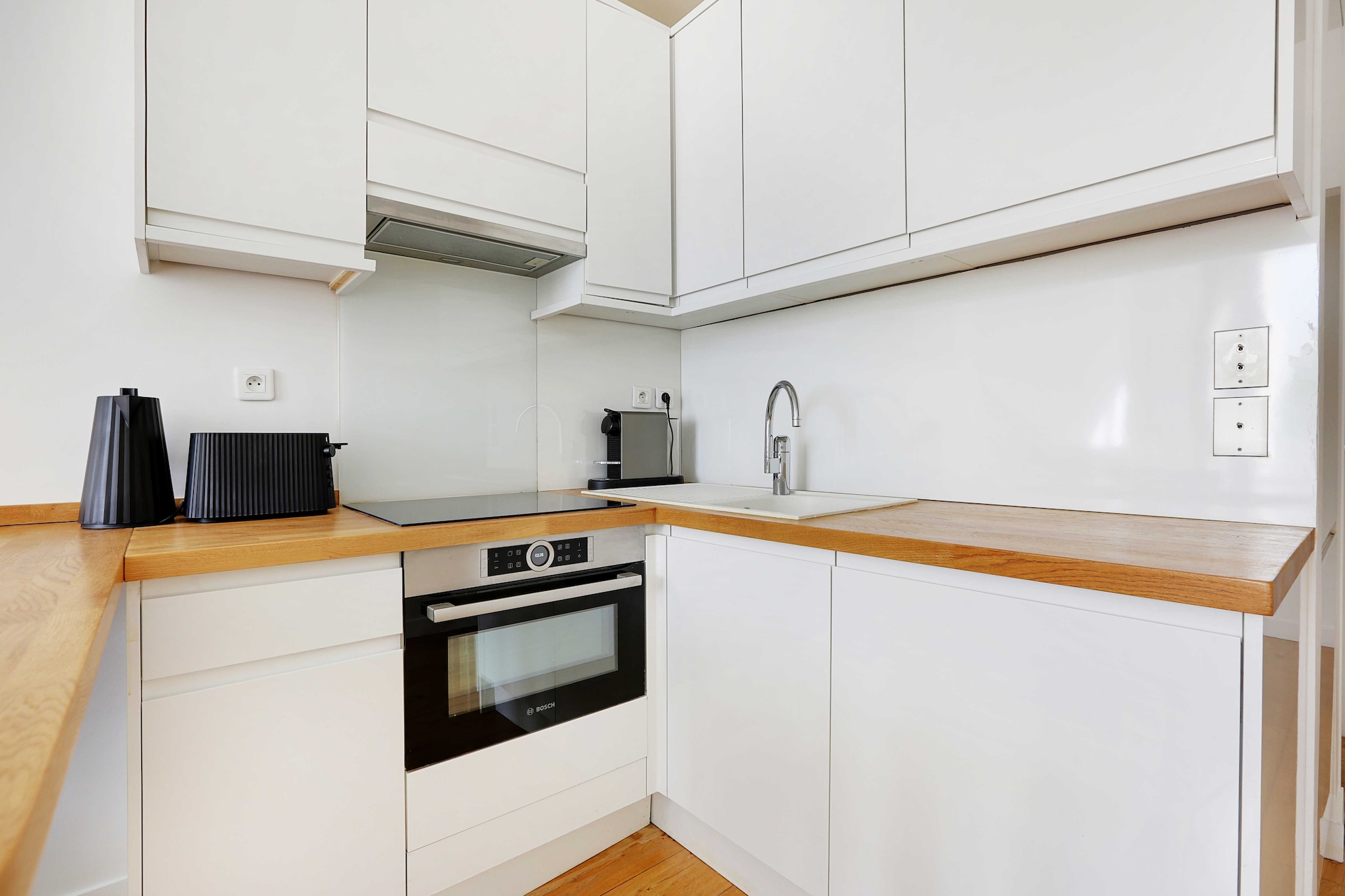 Welcome to Levallois-Perret! We would be delighted to welcome you to our beautiful 22m2 studio, optimized for 2 people. The apartment's proximity to the Seine, Carré Blanc and green spaces will delight you!
The studio location means you'll find it very easy to get around the capital by public transport:
- Bus: Marjolin (line 94) a 3-minute walk away
- Metro: Louise Michel (line 3) an 8-minute walk away
- Bus (day and night)
- Vélib station
- Several cab companies available: Les cabs G7 (the most popular) - call 36 07.