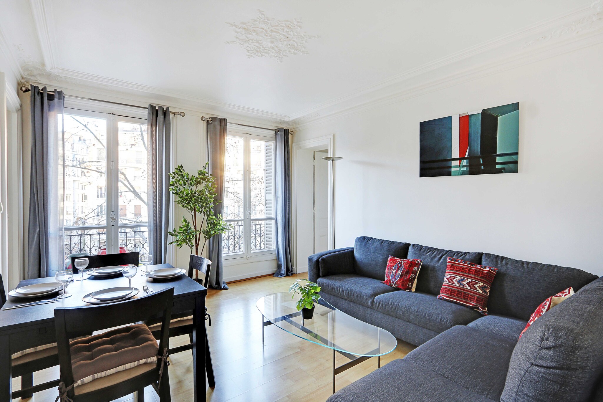 Experience the Parisian Lifestyle: 2BR near Porte Maillot