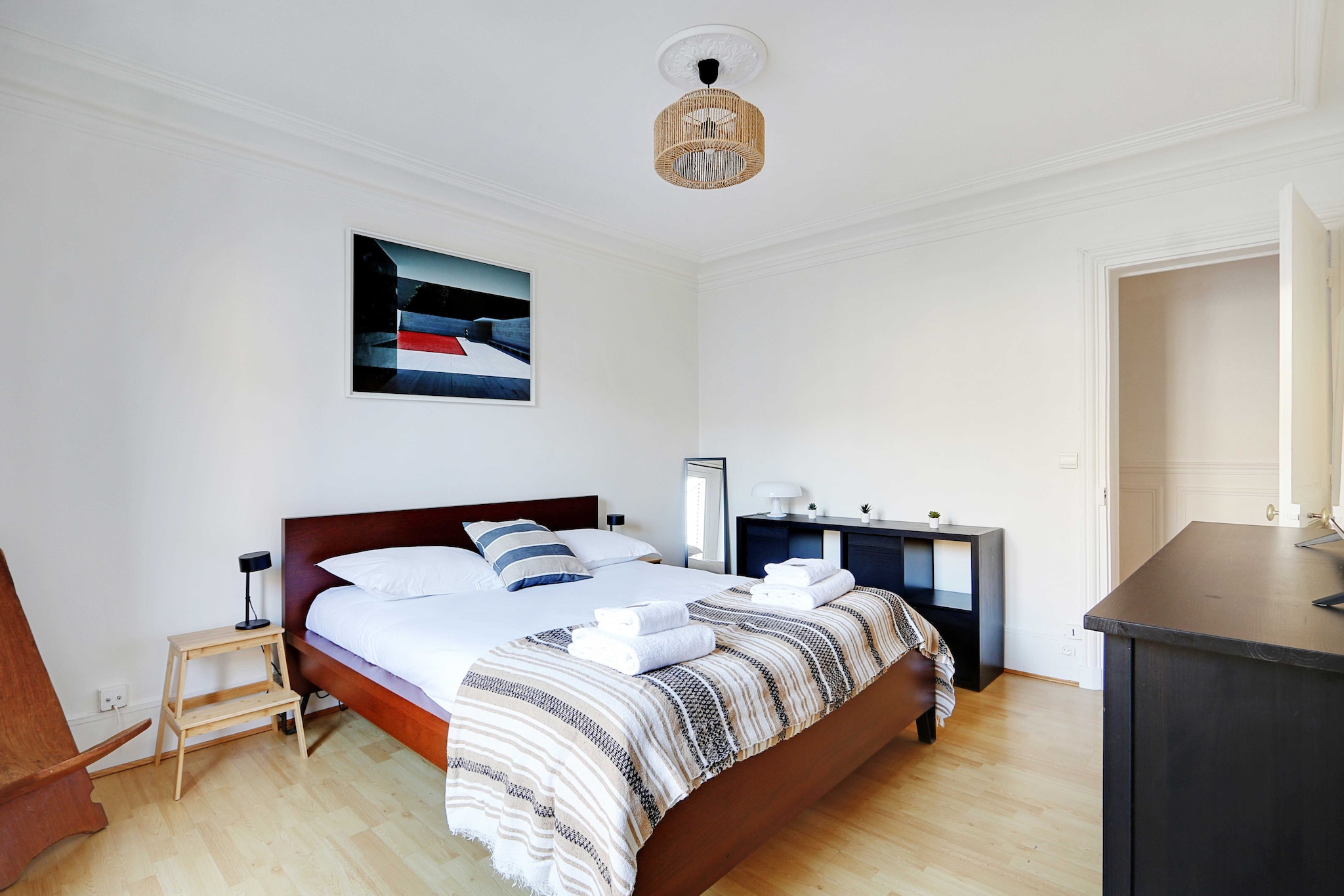 Experience the Parisian Lifestyle: 2BR near Porte Maillot