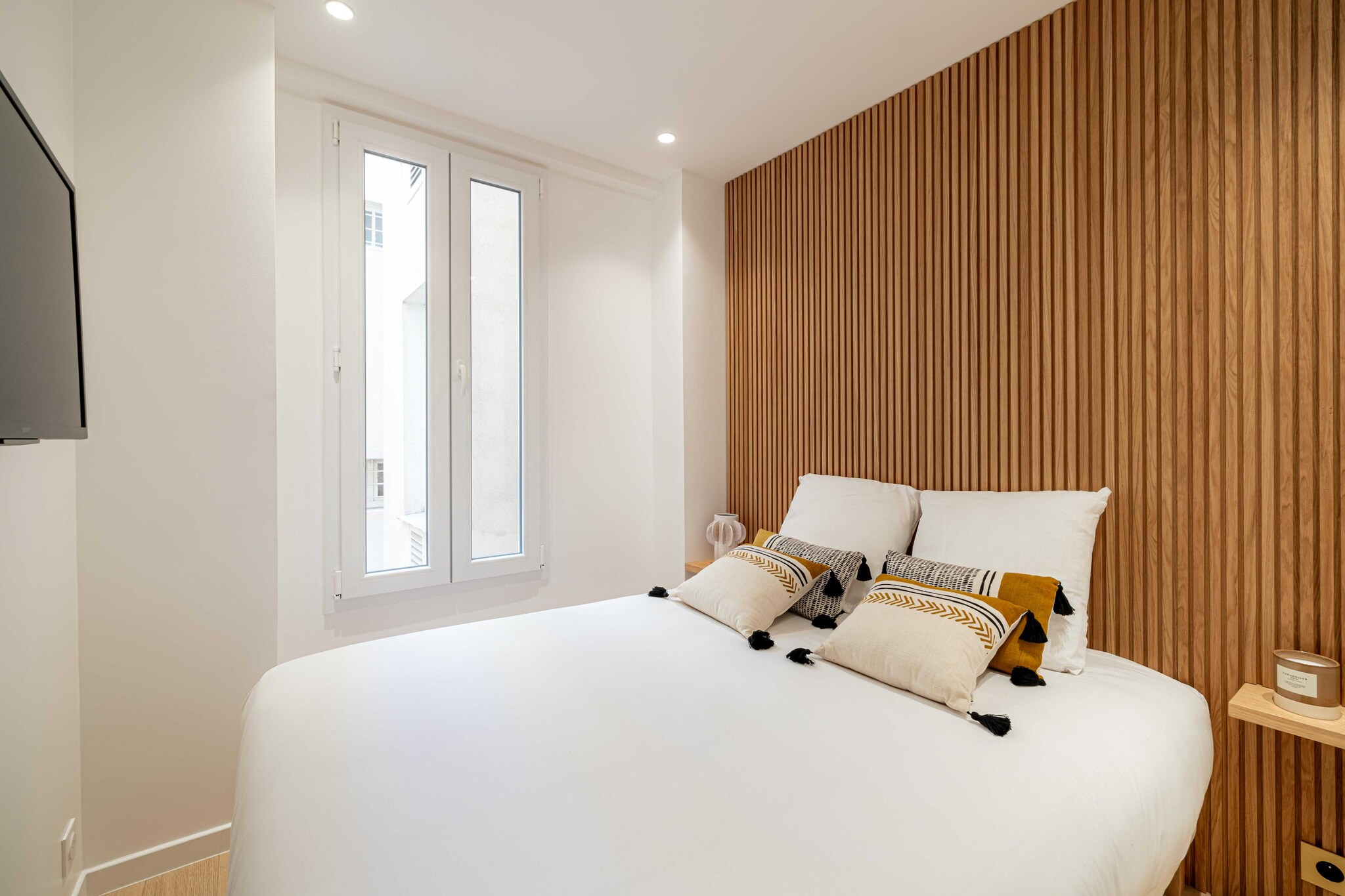 On the 2nd floor: (Living room(single sofa bed, TV), Kitchen(stove, electric kettle, toaster, coffee machine, oven, microwave, dishwasher, fridge, dishes and cutlery), bedroom(Queen Bed), bedroom(double bed), bathroom(shower, toilet))\n\nBed Linen, Elevator, Hot Water, Internet Access DSL, Wardrobe, toilet, First Aid, Beach, TV, cot, washing machine, heating, air conditioning, iron, hairdryer, Towels/Sheets (Incl.), shampoo, Essentials