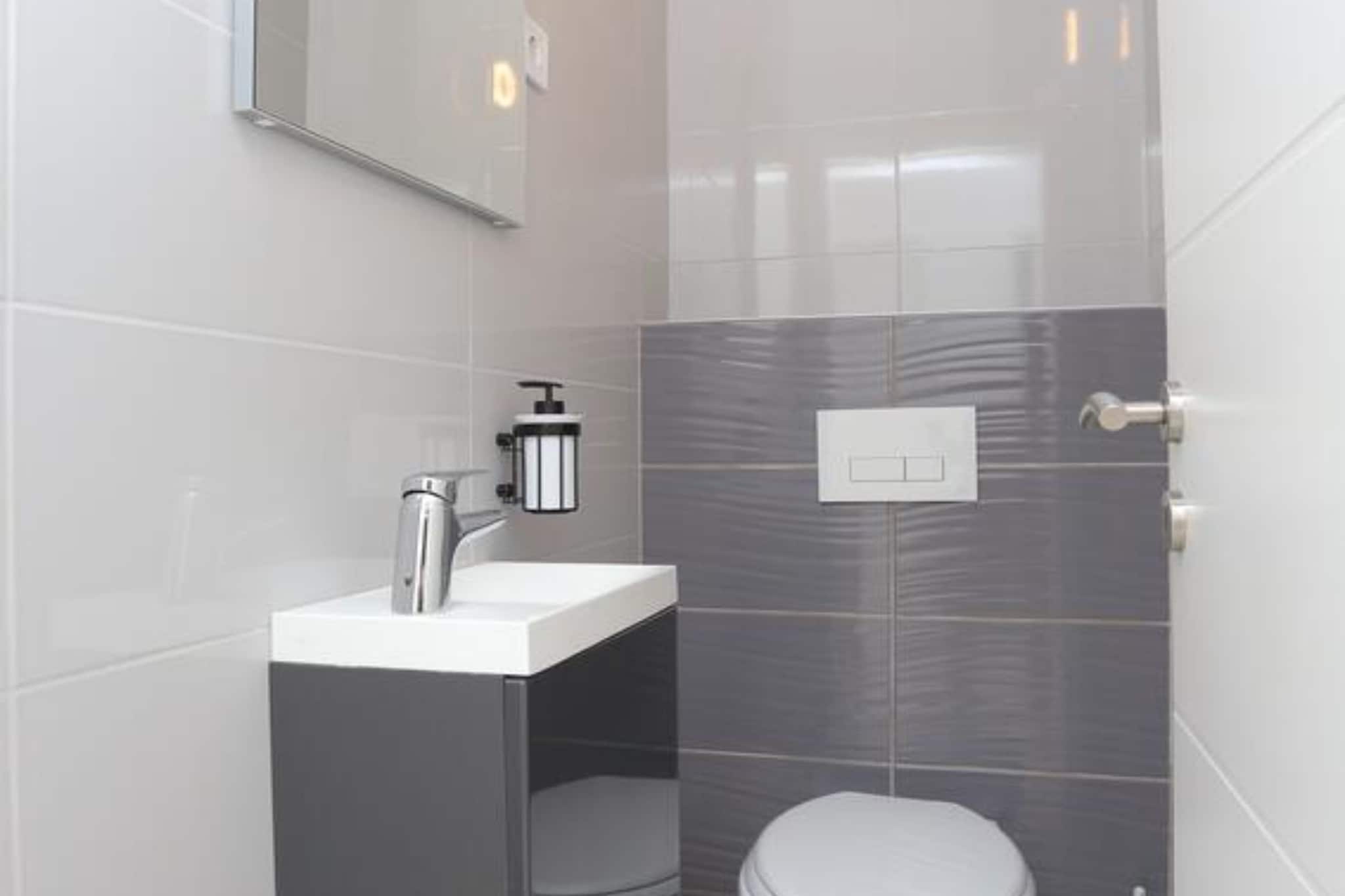 Holiday Home Nada Rogoznica - Six Bedroom Holiday Home-Badezimmer