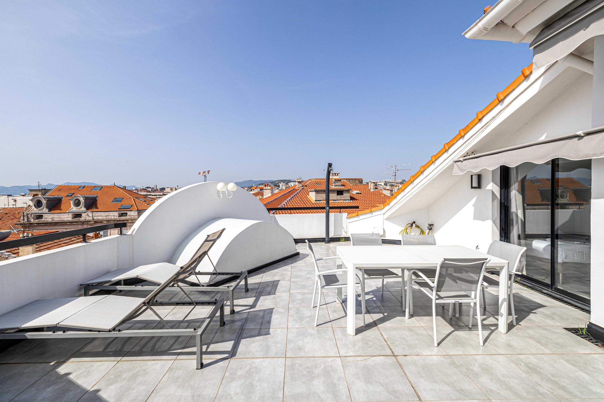 This remarkable penthouse is ideally located in the heart of downtown Cannes, offering its occupants an unrivalled location to make the most of their stay in the city. Not only is it right in the heart of the hustle and bustle of Cannes, but it also offers an exceptional level of comfort to ensure your Cannes experience is an enjoyable one.
