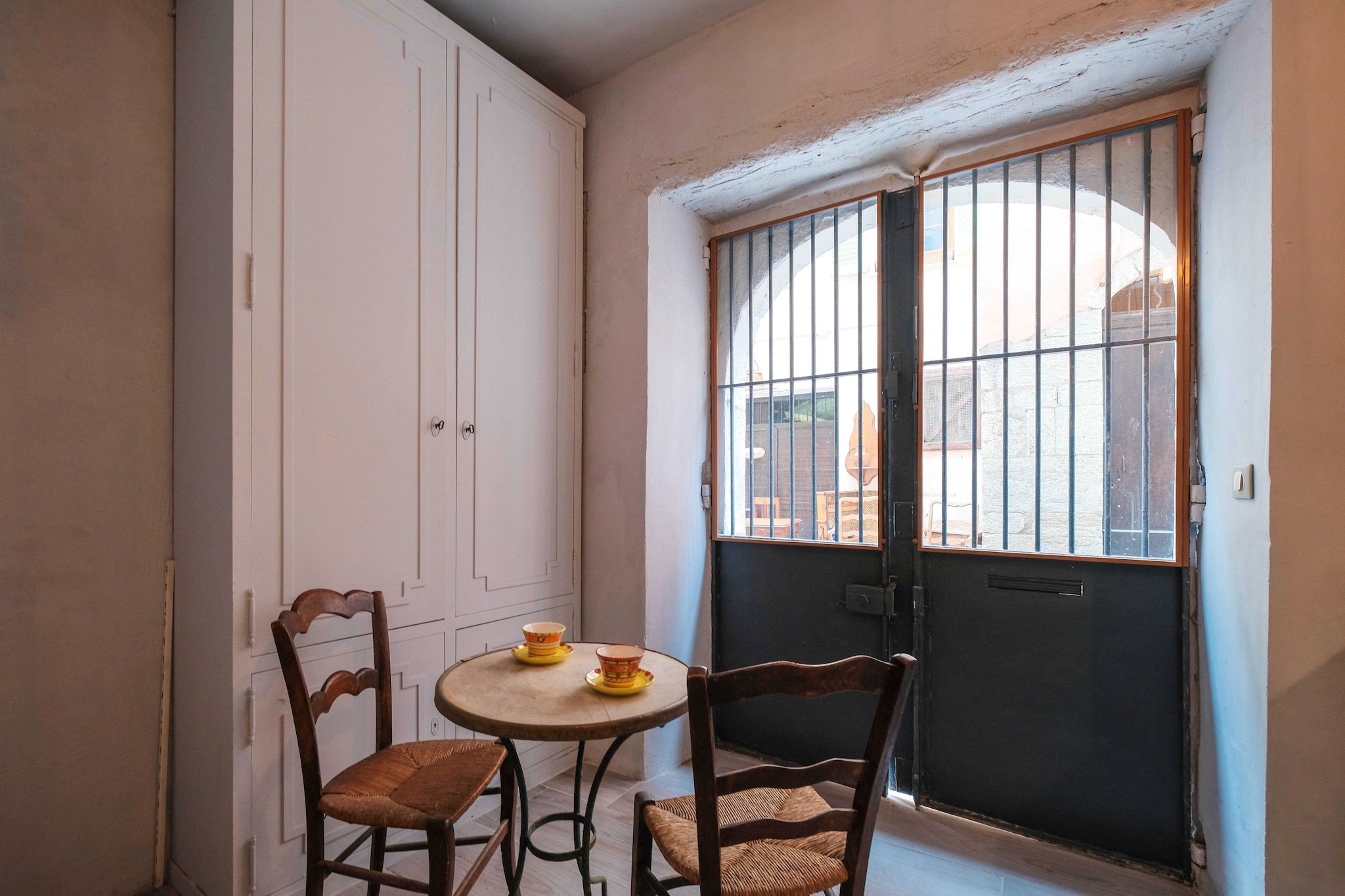 Discover our cozy studio nestled in the heart of Cannes' old town. With its comfortable double bed and modern amenities, our retreat offers the perfect balance of comfort and authentic charm. Immerse yourself in the enchanting atmosphere of Cannes, with local boutiques and gastronomic delights at your fingertips.