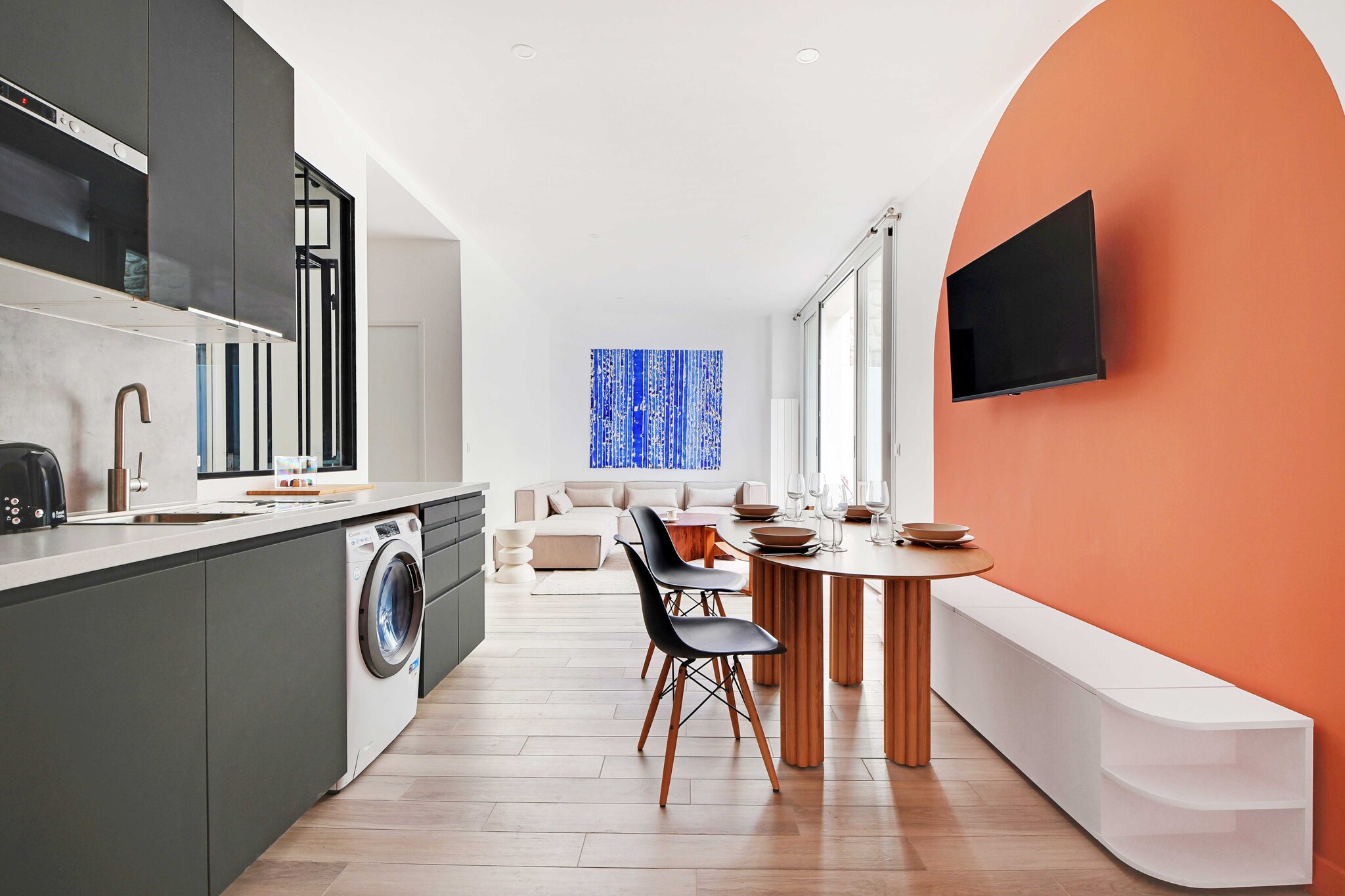 Checkmyguest offers you this little urban gem in the heart of Paris's 17th arrondissement - an elegant 60m2 flat that combines Parisian charm with comfort. You'll love its location, close to public transport and ideal for getting to the Arc de Triomphe!
The flat's location means you can get around the capital quickly and easily using the many public transport options available:
- Metro: Wagram (line 3) 6 minutes' walk away
- Bus: Jouffroy d'Abbans - Villiers (line 93) 5 minutes' walk away
- Numerous day & night bus routes
- Vélib station
- Several taxi companies available: Les taxis G7 (the most popular): call 36 07.