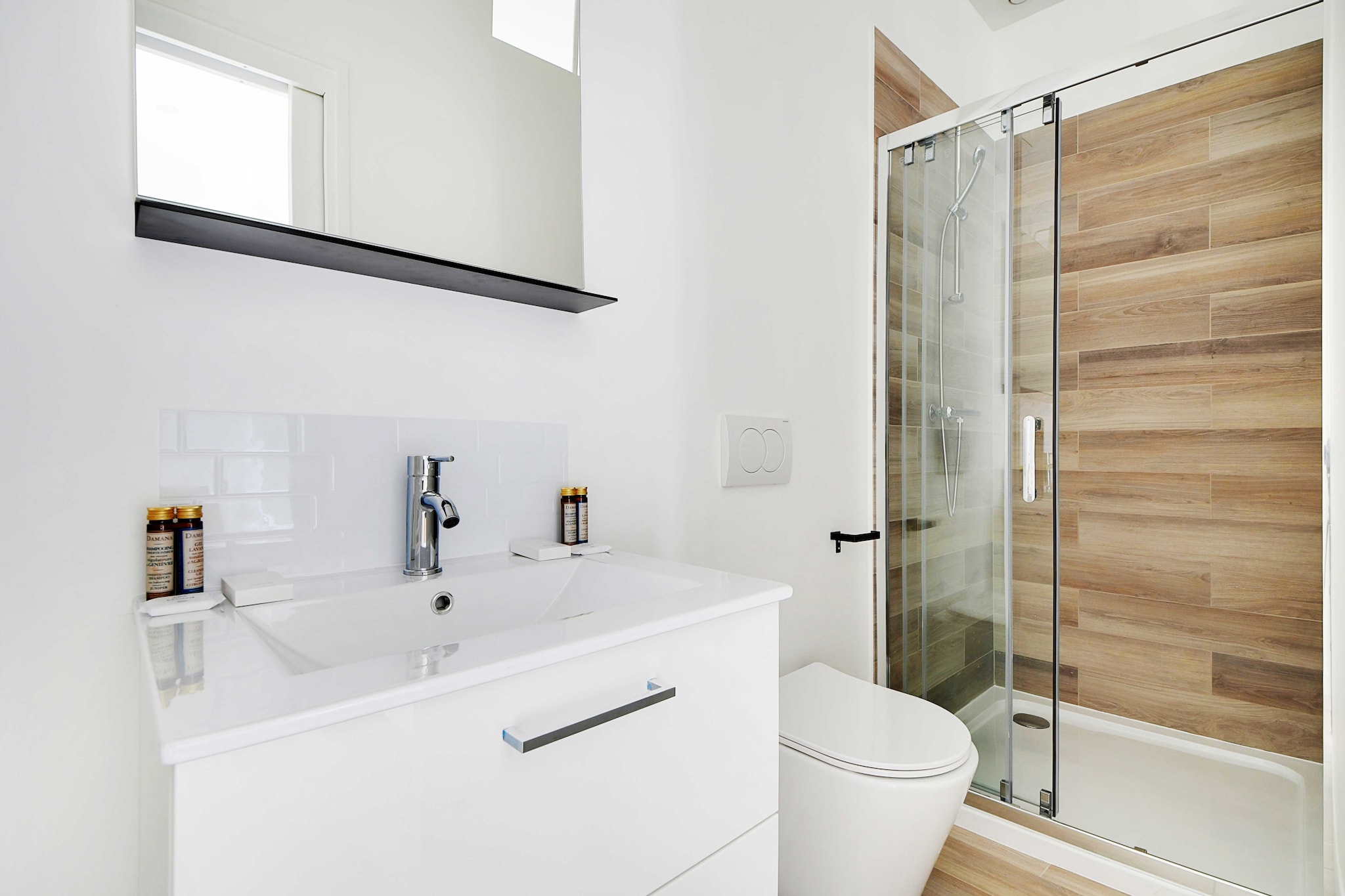 Ground floor: (Living room(TV), Kitchen(stove, electric kettle, toaster, coffee machine, oven, microwave, dishwasher, fridge, dishes and cutlery, Cooking basics), bedroom(Wardrobe, heating, Sheets incl., Queen Bed), bedroom(heating, Sheets incl., Queen Bed), bathroom(Hot Water, shower, washbasin, toilet, hairdryer, shampoo), bathroom(washbasin, toilet, hairdryer))\n\nBed Linen, Internet Access DSL, TV, washing machine, iron, Towels/Sheets (Incl.), Essentials, Dedicated workspace, Carbon monoxide detector, Cleaning Disinfection, Enhanced cleaning practices, High touch surfaces disinfected, Long term stays allowed