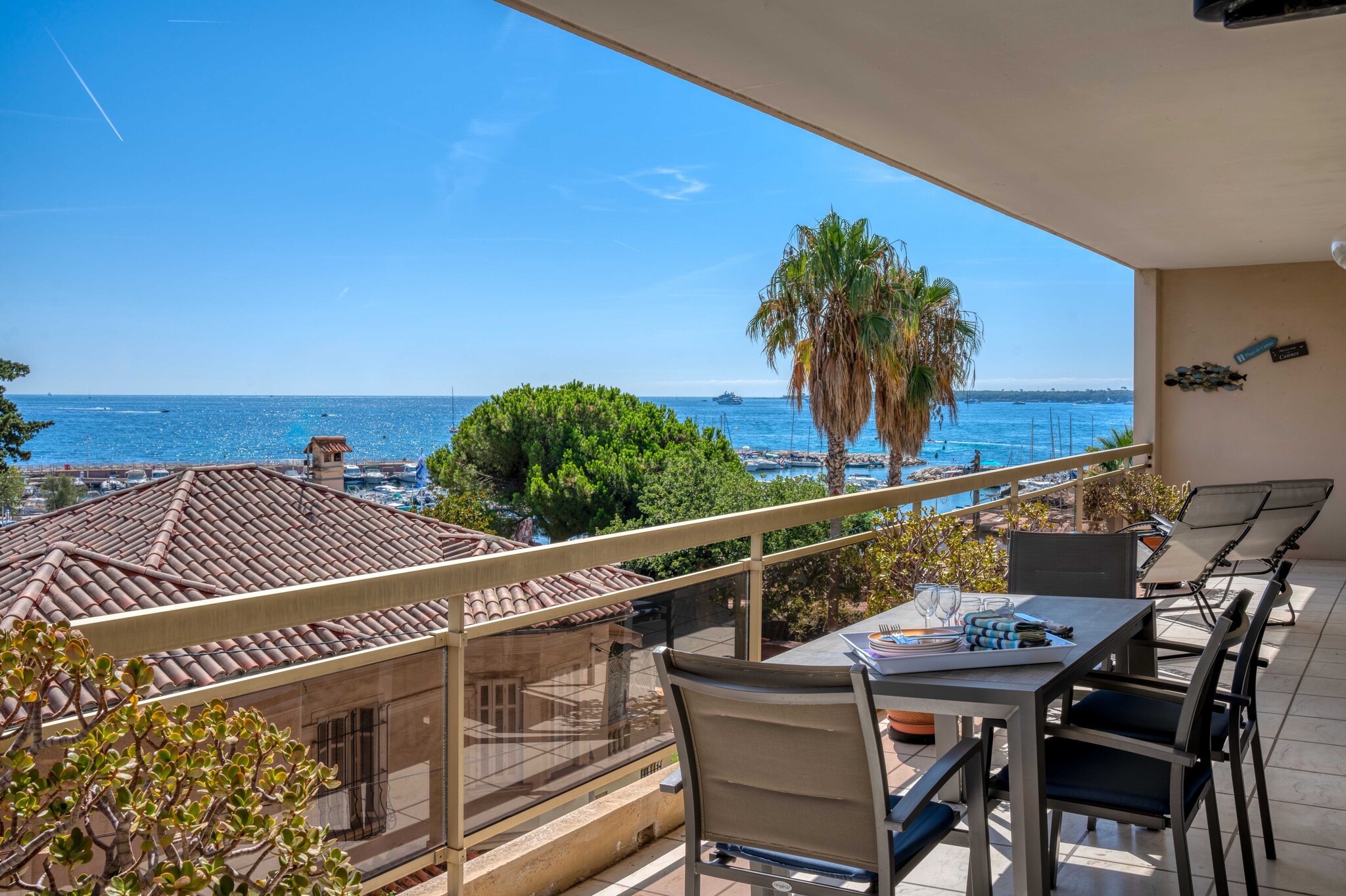 Completely renovated apartment in Palm Beach, which can accommodate 6 travelers, feet in the water.
- By plane: Nice airport is 30 minutes from Cannes
- Private driver from Nice airport: Reservation on request
- By car: Public parking at 100 m
- By train: the station is within walking distance

During your stay in Cannes, you'll have the chance to explore some wonderful nearby destinations, each offering a unique and memorable experience.	
 Antibes and its cape:Just a few kilometers from Cannes, the charming town of Antibes welcomes you. Explore its rich historical heritage, including the Picasso Museum housed in a superb chÃ¢teau. Stroll through the cobbled streets of old Antibes, where the Provencal market will awaken your senses with its scents and flavors. But don't forget to venture out to Cap d'Antibes, where coastal paths offer breathtaking views of the Mediterranean. 
Les trayas and its red rocks: West of Cannes lies the natural paradise of Les Trayas, a striking contrast to urban life. Explore mountain and forest landscapes that blend harmoniously with the Mediterranean coastline. Hiking enthusiasts will be delighted by the trails leading to the emblematic red rocks, offering breathtaking panoramic sea views.
Grasse and its perfume: Not far from Cannes is the town of Grasse, world-famous as the capital of perfume. You'll have the opportunity to visit renowned perfume factories such as Fragonard, Galimard and Molinard, where you'll discover the art of perfumery and even have the chance to create your own fragrance. Stroll through Grasse's medieval streets, steeped in history and scents.