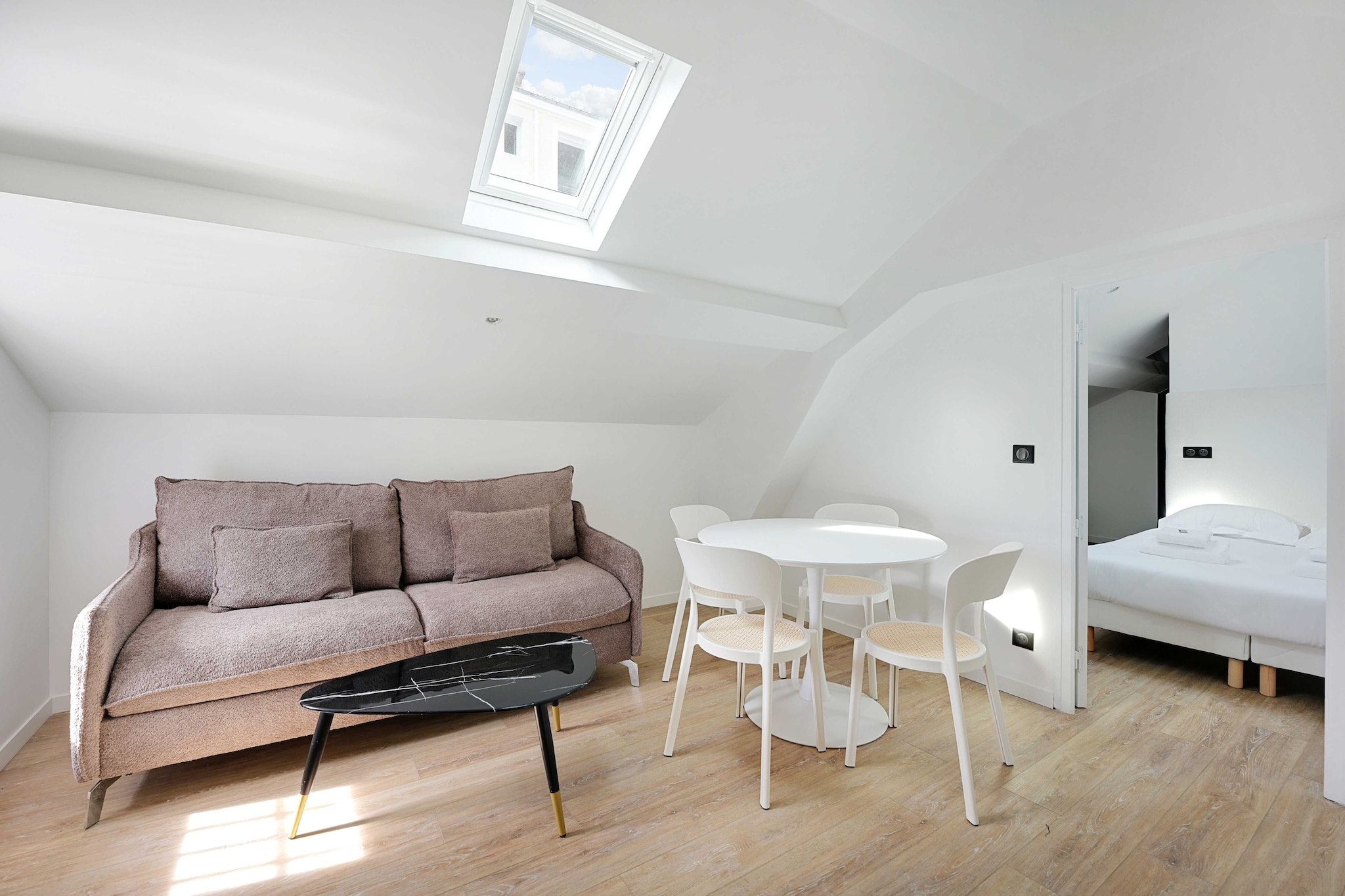 Checkmyguest offers you this beautiful, recently refurbished 50m2 apartment, located at the gateway to Paris, in the town of Aubervilliers.
Designed for 4 people, bright and perfectly optimized, you'll appreciate its modern amenities offering comfort and convenience. A 5-minute walk from the metro and close to all amenities !