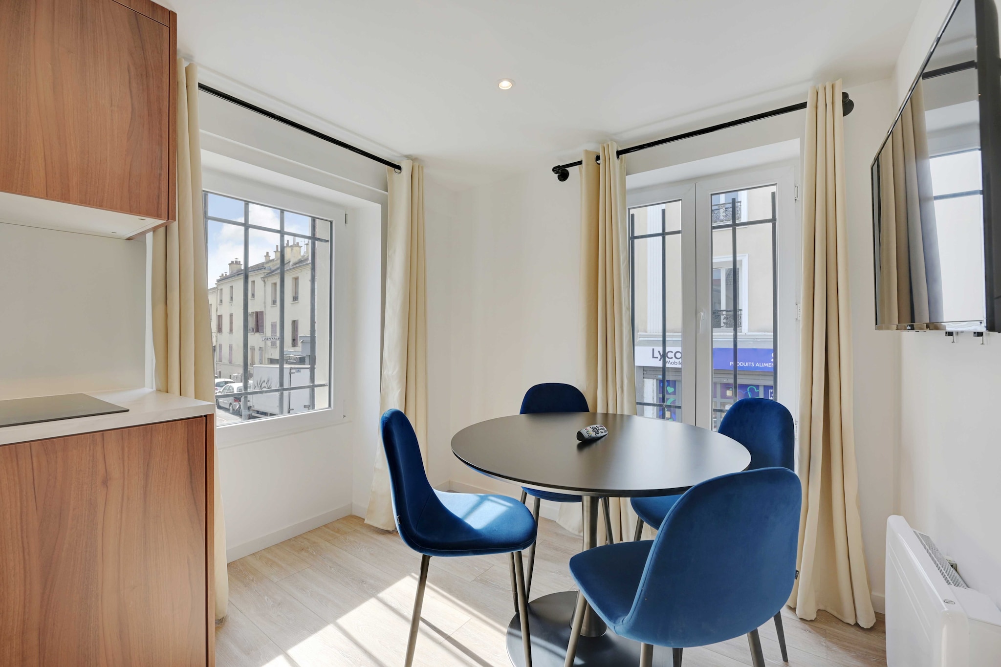 Checkmyguest offers you this beautiful, recently refurbished 25m2 apartment, located at the gateway to Paris, in the town of Aubervilliers.
Designed for 2 people and perfectly optimized, you'll appreciate its modern amenities offering comfort and convenience. A 5-minute walk from the metro and close to all amenities !