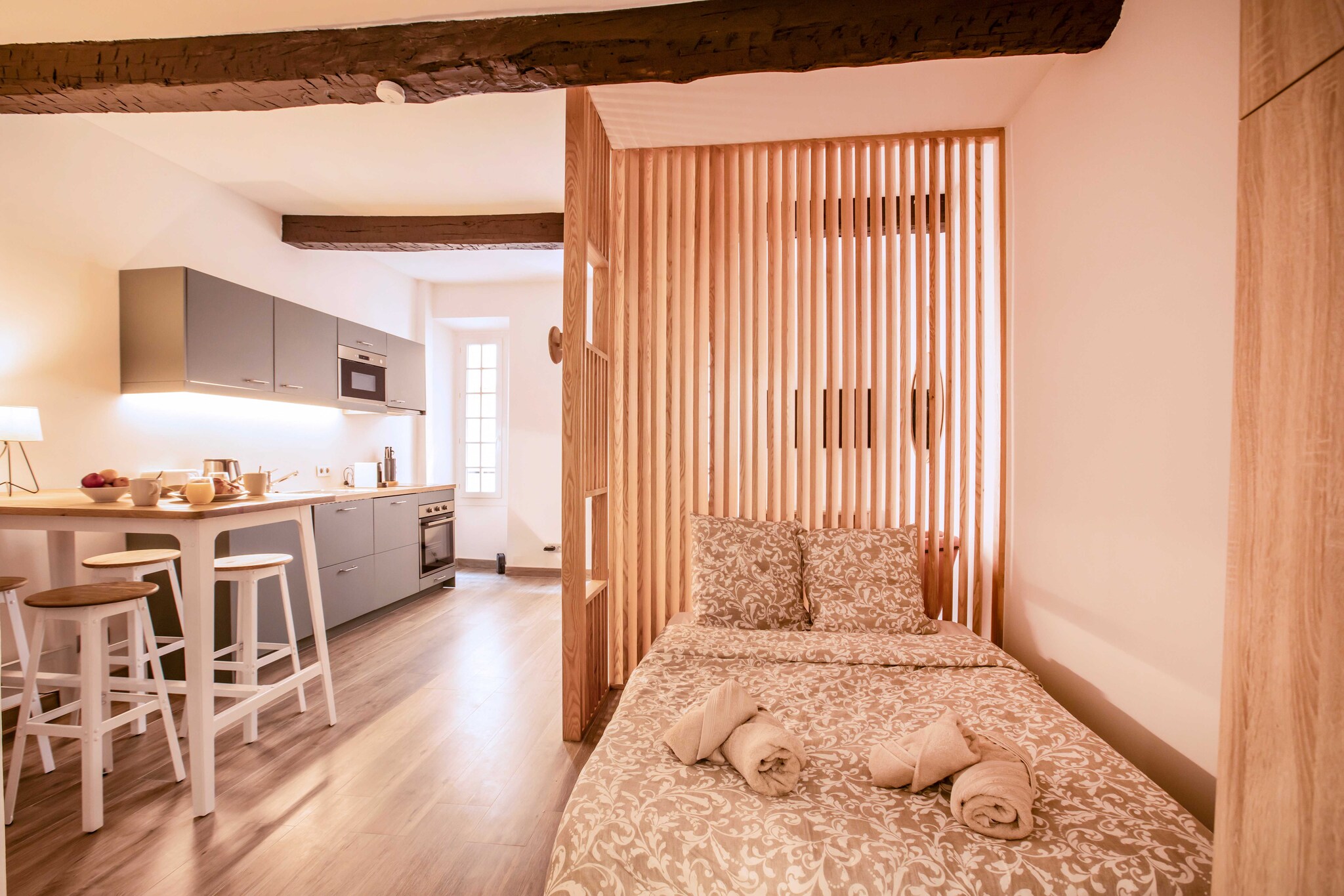 Stay in the heart of Saint-Tropez in this stylish, fully-equipped studio. Enjoy modern amenities, a cozy sofa, a fully stocked kitchen, and a large dressing room. Steps from shops, restaurants, and beaches, it's perfect for a luxurious getaway. Book now!
By Plane:

- Nice-Côte d'Azur Airport is only a 1.5-hour drive away.
By Train:

- Sainte-Maxime train station is accessible for those arriving by train.
By Car:

- A8 motorway for travelers by car, providing a fast route to St Tropez.