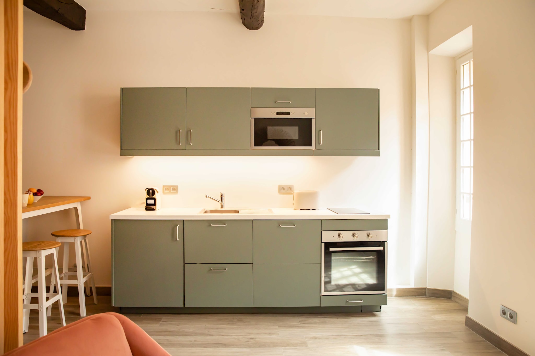 On the 2nd floor: (Kitchen(stove, electric kettle, toaster, coffee machine, oven, microwave, dishwasher, fridge, dishes and cutlery), Living/bed room(double bed, TV, cot, air conditioning), bathroom(shower, toilet, hairdryer, Towels/Sheets (Incl.), shampoo, Essentials))\n\nBed Linen, Hot Water, Internet Access DSL, Wardrobe, Kitchen, First Aid, Play area, washing machine, heating, iron, Dedicated workspace, Cooking basics, Carbon monoxide detector, Cleaning Disinfection, Downtown, Enhanced cleaning practices, High touch surfaces disinfected, Long term stays allowed, Mountain, Near Ocean, Room-darkening shades, Town, Village