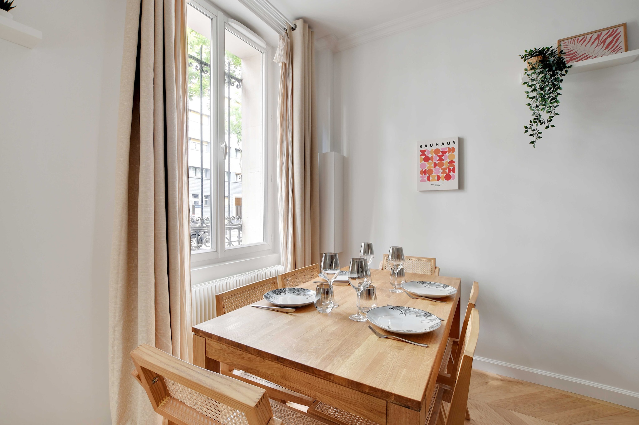Checkmyguest offers you this charming 50 mÂ² apartment ideally located in the sought-after PÃ¨re-Lachaise district, in the heart of Paris' 20th arrondissement. Featuring two comfortable bedrooms, this elegant apartment can accommodate up to 6 people, providing the perfect space for families or groups of friends.