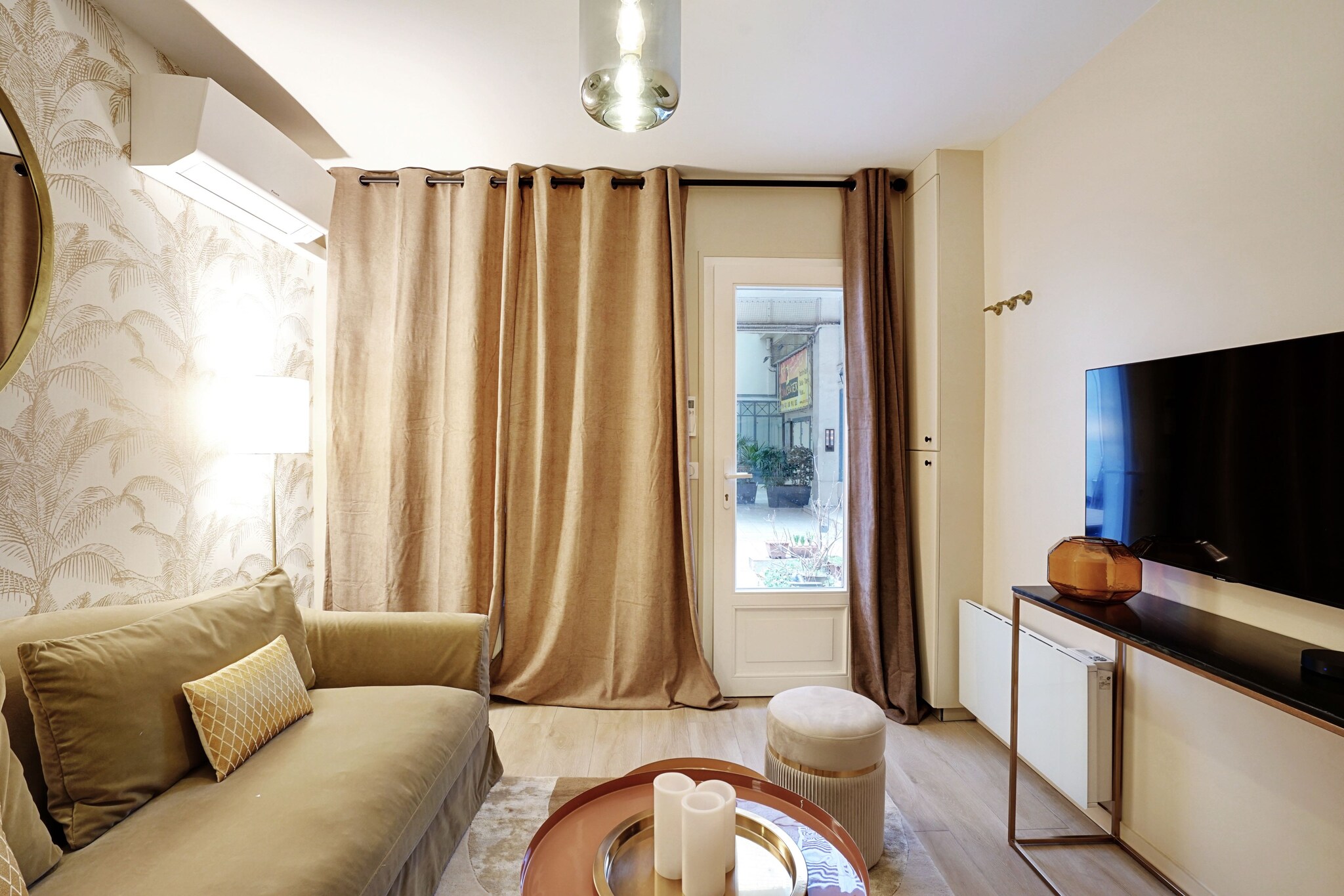 Checkmyguest offers this charming 45m² cottage, ideal for a family of four, nestled in the Batignolles district. You'll love the friendly, leafy setting, just a stone's throw from Martin Luther King Park and the lively cafés that make Paris 17 so charming. Enjoy the proximity of Square des Batignolles, Sacré-Cœur and the Arc de Triomphe.