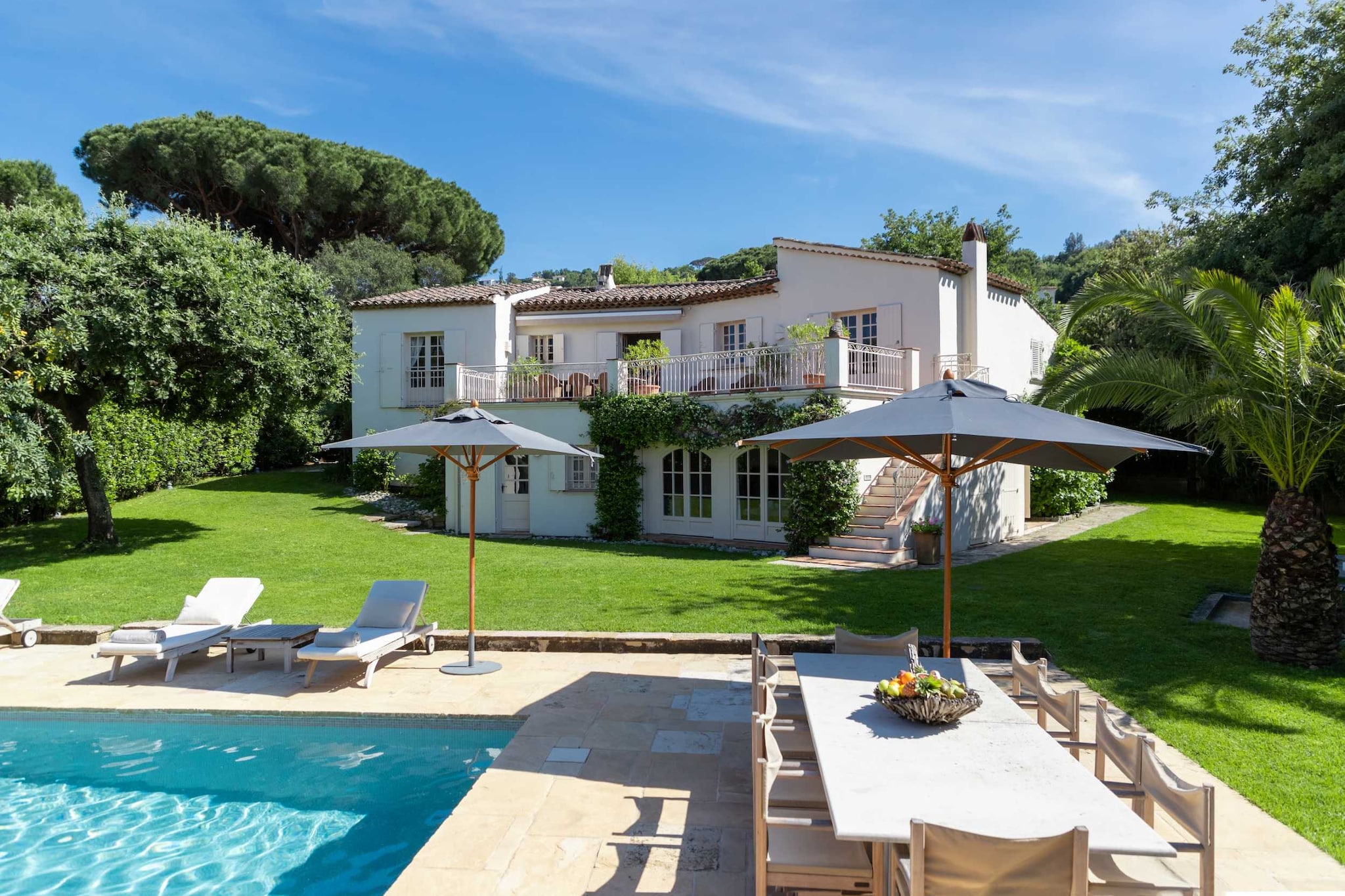 Located a few steps from the sea and the village of Saint-Tropez, this superb fully renovated villa of approximately 250m2 on a plot of 2000m2
Nice airport: car 1h30
Saint-Tropez airport: 25 minutes by car
Toulon Airport: 50 minutes by car

Here are three things to do around Gassin:

Explore the Village of Gassin:

Start by exploring the village itself, with its narrow streets, stone houses, and charming squares. Gassin is classified as one of the "Most Beautiful Villages of France." Wander through its cobblestone streets, admire the traditional Provencal houses, visit the Saint-Trophime church, and enjoy the picturesque atmosphere of the village.

Visit the Vineyards:

The region around Gassin is renowned for its vineyards. Take the opportunity to explore local wineries. Some properties offer guided tours of the cellars, wine tastings, and explanations of the winemaking process. It's an excellent opportunity to sample local wines and learn more about the winemaking in the region.

Beach Day:

Gassin is close to the Mediterranean beaches. Spend a relaxing day on one of the nearby beaches, such as Pampelonne Beach, famous for its crystal-clear waters and fine sand. You can sunbathe, swim in the Mediterranean Sea, or enjoy the many beachfront restaurants serving delicious Mediterranean cuisine.
These suggestions provide a glimpse into the diversity of activities available around Gassin, from cultural exploration to wine tasting and seaside relaxation. You can tailor these activities based on your personal interests and the time you have available.
