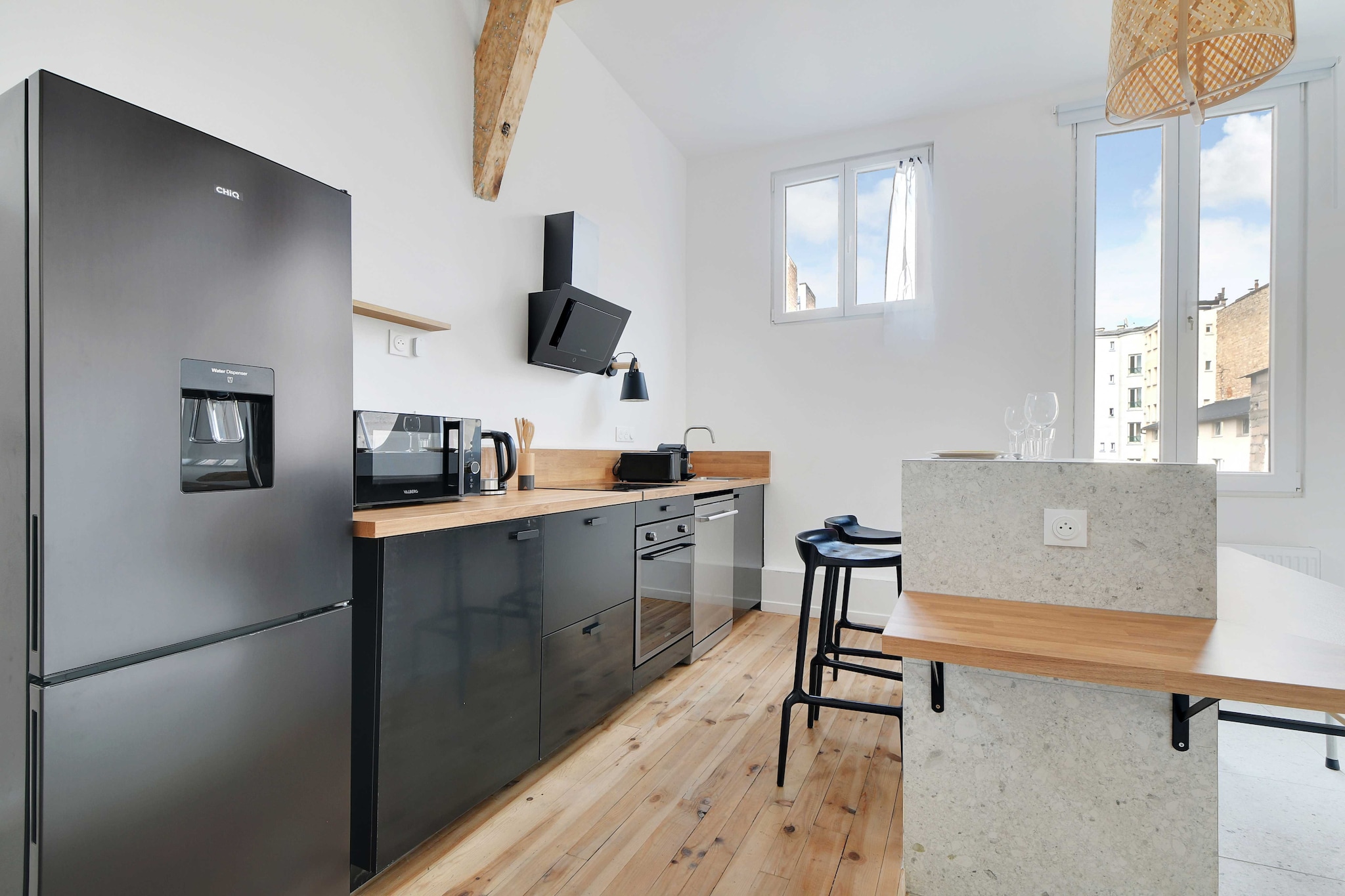 Checkmyguest offers this 96m² apartment, located on the 2nd floor in Saint-Ouen-sur-Seine. Close to all amenities, this apartment combines practicality and style.
The apartment's location means you'll find it very easy to get around the capital by public transport:
- BUS: Toulouse Lautrec (line 341) a 4-minute walk away
- Metro: Saint-Ouen (line 14) 12 minutes on foot
- RER: Saint-Ouen (line C) 12 minutes on foot
- Several cab companies available: Les cabs G7 (the most popular) - call 36 07
- BUS (day and night)