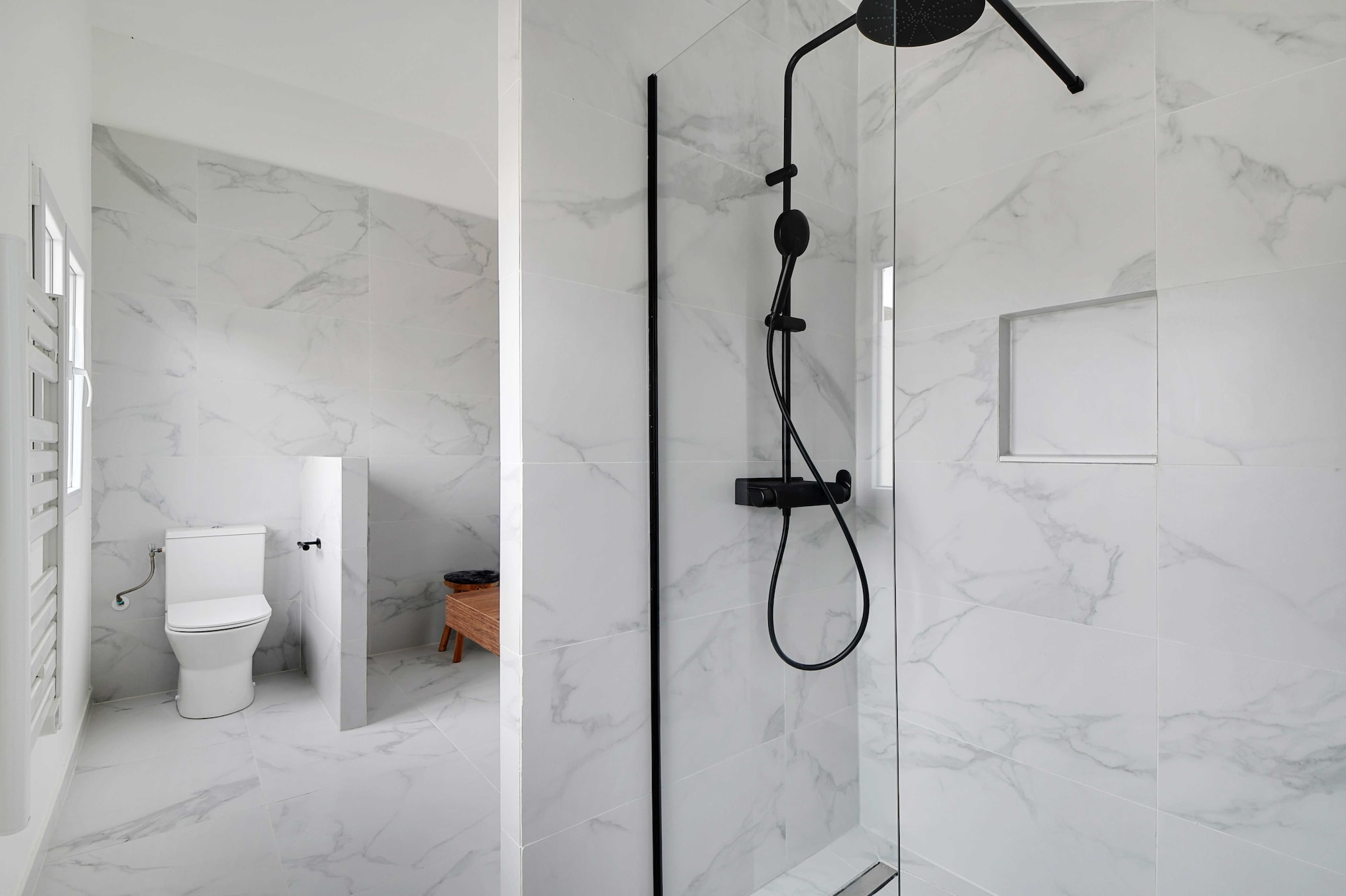 Ground floor: (Living room(TV), open kitchen(hob, electric kettle, toaster, cooker, coffee machine, oven, microwave, dishwasher, fridge, freezer, dishes and cutlery, Cooking basics), bedroom(TV, Queen Bed), bedroom(TV, Queen Bed), bathroom(bath tub, shower, toilet, shampoo), bathroom(shower, toilet), toilet(washing machine), Dedicated workspace)\n\nBed Linen, Hot Water, Internet Access DSL, Wardrobe, hairdryer, Towels/Sheets (Incl.), Essentials, Cleaning Disinfection, Downtown, Enhanced cleaning practices, High touch surfaces disinfected, Town