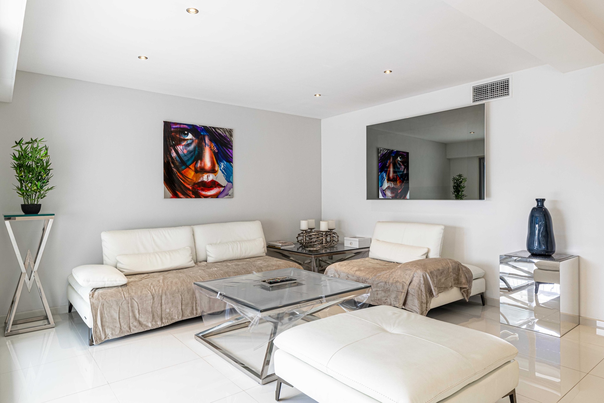 Discover the charm of Cannes from this elegant apartment just a stone's throw from the Croisette. Its sunny terrace awaits you for an exceptional travel experience. Enjoy the glamour of Cannes in a serene setting ! 
- By plane: Nice airport is 30 minutes from Cannes
- Private driver from Nice airport: Reservation on request
- By car: Public parking at 100 m
- By train: the station is within walking distance
During your stay in Cannes, you'll have the chance to explore some wonderful nearby destinations, each offering a unique and memorable experience.	
 Antibes and its cape:Just a few kilometers from Cannes, the charming town of Antibes welcomes you. Explore its rich historical heritage, including the Picasso Museum housed in a superb chÃ¢teau. Stroll through the cobbled streets of old Antibes, where the Provencal market will awaken your senses with its scents and flavors. But don't forget to venture out to Cap d'Antibes, where coastal paths offer breathtaking views of the Mediterranean. 
Les trayas and its red rocks: West of Cannes lies the natural paradise of Les Trayas, a striking contrast to urban life. Explore mountain and forest landscapes that blend harmoniously with the Mediterranean coastline. Hiking enthusiasts will be delighted by the trails leading to the emblematic red rocks, offering breathtaking panoramic sea views.
Grasse and its perfume: Not far from Cannes is the town of Grasse, world-famous as the capital of perfume. You'll have the opportunity to visit renowned perfume factories such as Fragonard, Galimard and Molinard, where you'll discover the art of perfumery and even have the chance to create your own fragrance. Stroll through Grasse's medieval streets, steeped in history and scents.