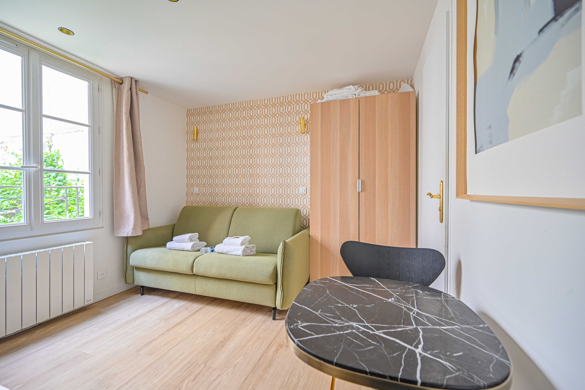 Checkmyguest offers you an intimate 14 mÂ² studio apartment in the Chaillot district of Paris' 16th arrondissement. Well-equipped for unforgettable stays, this apartment is close to the iconic Arc de Triomphe, a majestic monument at the top of the Champs-Ã‰lysÃ©es, offering an authentic Parisian experience.