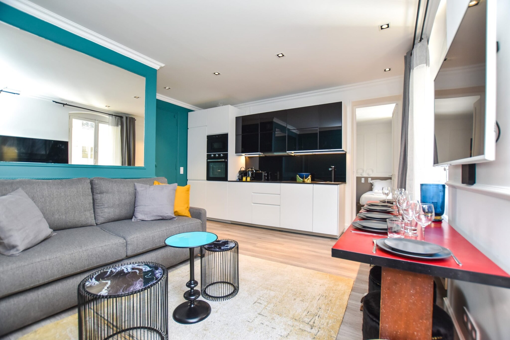 Checkmyguest offers you this cosy 70m² flat located at 49 rue de Trévise, in the Faubourg-Montmartre district (9th arrondissement of Paris). Perfect for a family stay in Paris, this charming and comfortable space offers 2 bedrooms that can accommodate 7 people. This accommodation offers an authentic immersion in the capital, just a stone's throw from theaters, cafes and iconic landmarks.