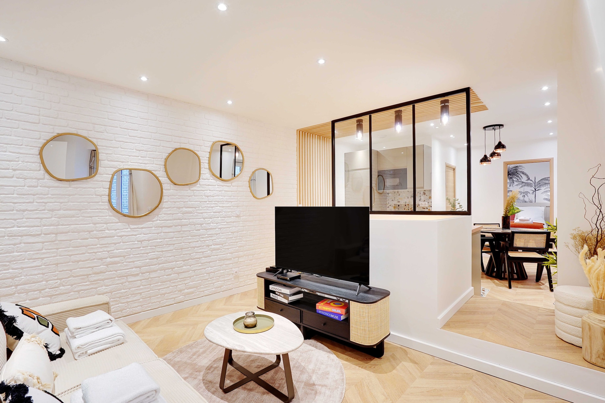 Checkmyguest offers you a charming 34 m2 one-bedroom apartment. It's located at 84 avenue Charles de Gaulle, in the Plaine des Sablons district of Neuilly-sur-Seine. This apartment offers easy access to the Arc de Triomphe and the Bois de Boulogne, perfect for enjoying the cultural life and green spaces just a stone's throw away.
