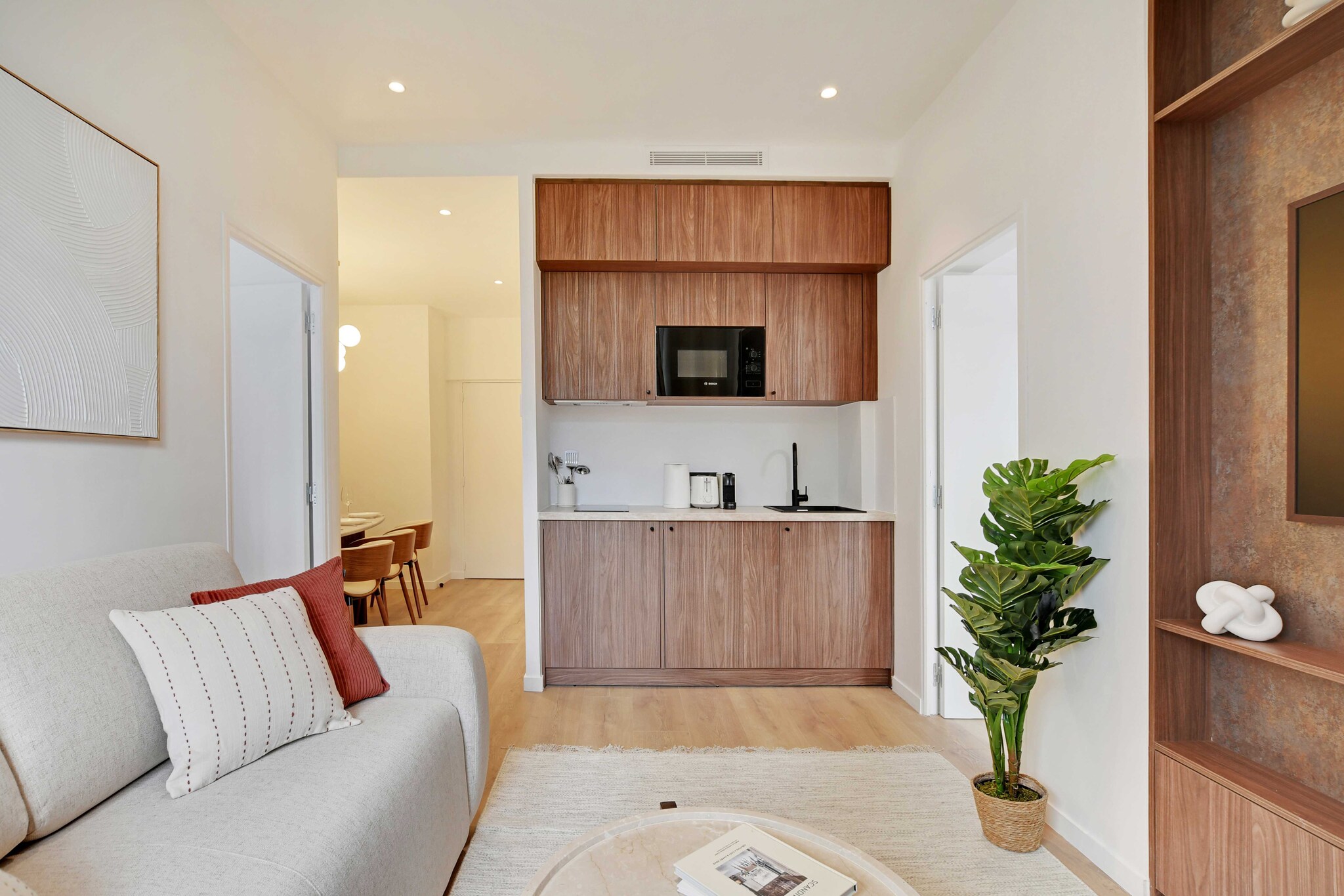 Wether you're visiting with friends or family, this newly refurbished home for 6 is the ideal base for your Parisian stay !
null
This elegant and newly refurbished (October 2023) 45sqm apartment is located on the ground floor of a building overlooking a calm garden consists of:
- A large living area with comfortable convertible couch
- A bedroom with a double bed (160x200cm)
- A second bedroom with a double bed (160x200cm) and an ensuite bathroom made of a shower and sink
- A fully equipped open kitchen including a refrigerator, induction hobs, a kettle, a coffee machine, and a dining table
- A bathroom with a shower and toilet
- Air conditioning.
- High-speed internet (WiFi) and television.
- Ample storage spaces.
- Bed linen and towels are provided.