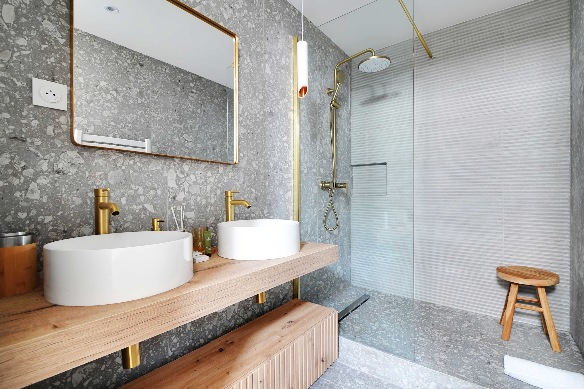 On the 2nd floor: (Kitchen(electric kettle, toaster, coffee machine, oven, microwave, fridge, fridge-freezer, electric hot plates, Wine glasses), Living/bed room(single sofa bed, TV, dining table), bedroom(Wardrobe, TV, Queen Bed), bathroom(shower, washbasin))\n\nBed Linen, Hot Water, Internet Access DSL, washing machine, heating, iron, hairdryer, Towels/Sheets (Incl.), shampoo, Essentials, dishes and cutlery, Cooking basics, Cleaning Disinfection